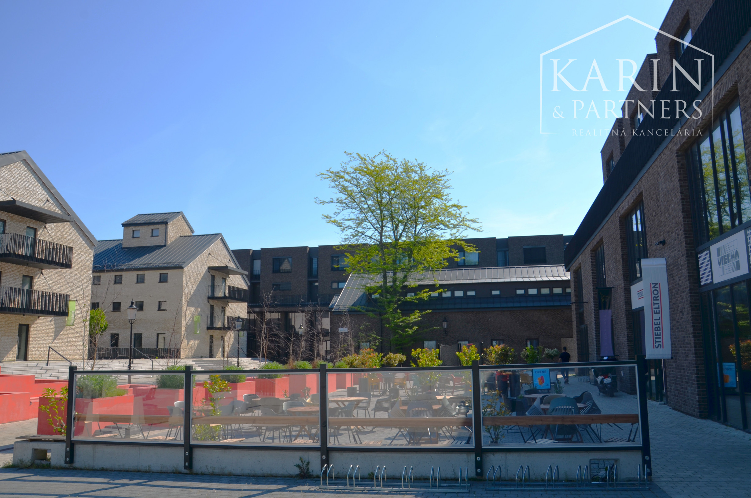 NA PREDAJ OBCHODNÝ PRIESTOR S TERASOU V PROJEKTE DVE SÝPKY, BRATISLAVA JAROVCE, CENA S DPH: 560.675 €