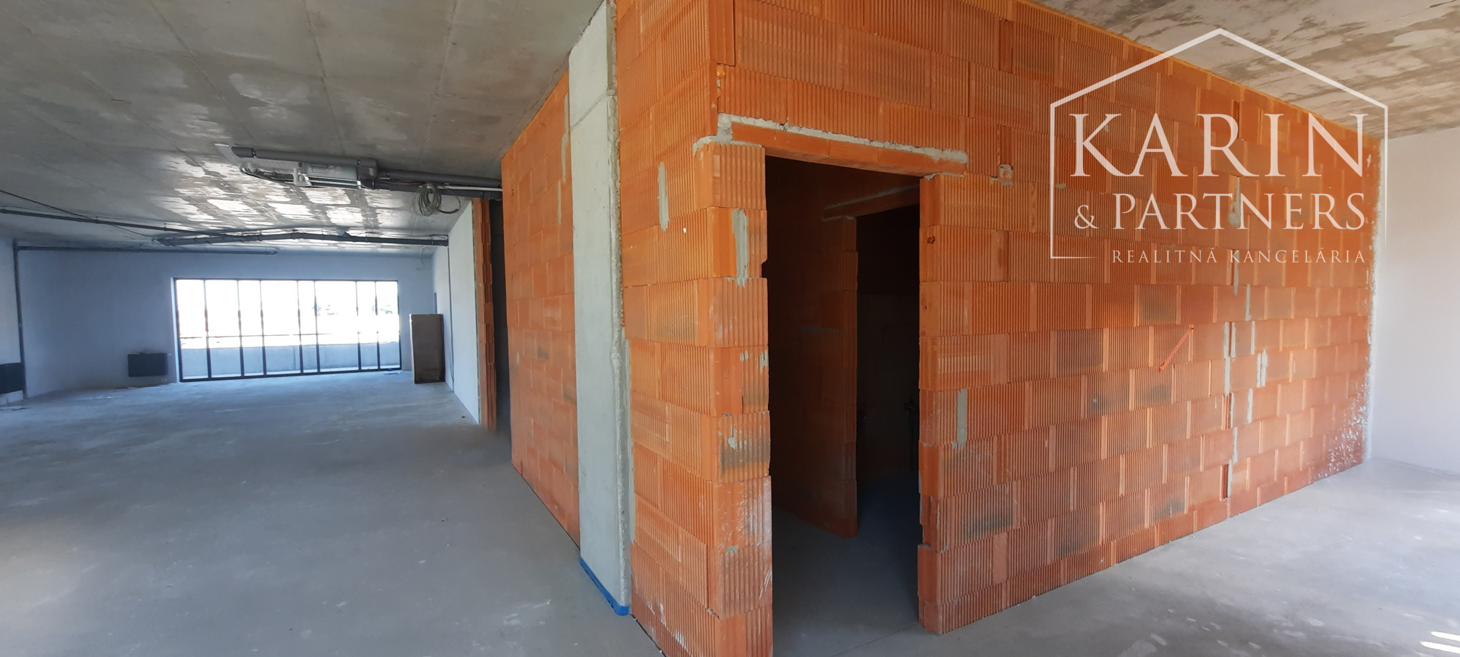 NA PREDAJ OBCHODNÝ PRIESTOR S TERASOU V PROJEKTE DVE SÝPKY, BRATISLAVA JAROVCE, CENA S DPH: 560.675 €