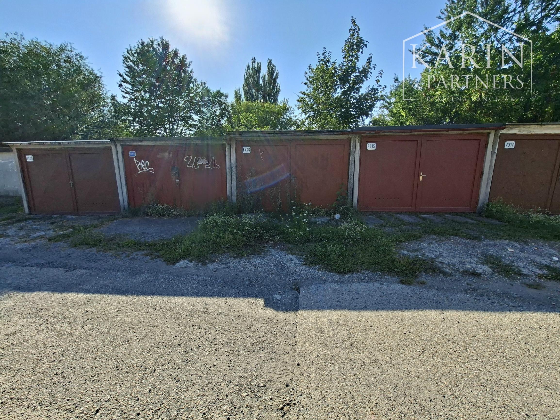 Garáž s elektrikou a jamou v centre Zvolena ulica Kuzmányho nábrežie predaj