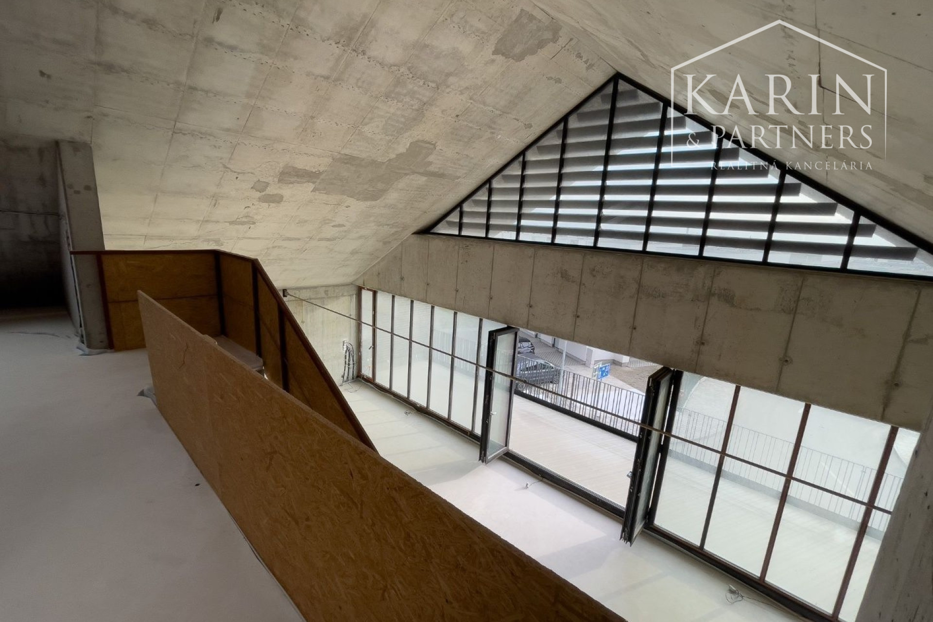 NA PREDAJ TAKÝ BYT AKO ŽIADEN INÝ PENTHOUSE S VEĽKOU LOGGIOU V PROJEKTE DVE SÝPKY, BRATISLAVA JAROVCE, CENA S DPH: 1.023.975 €