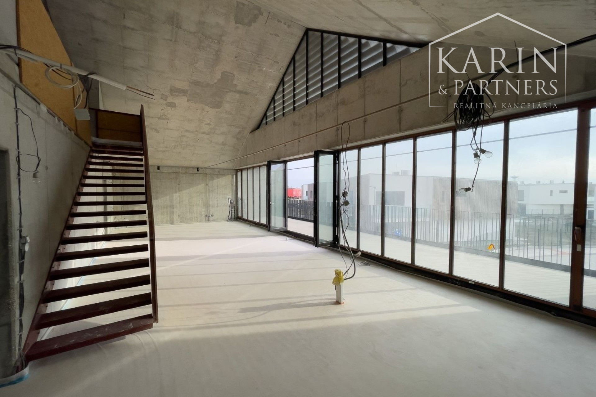 NA PREDAJ TAKÝ BYT AKO ŽIADEN INÝ PENTHOUSE S VEĽKOU LOGGIOU V PROJEKTE DVE SÝPKY, BRATISLAVA JAROVCE, CENA S DPH: 1.023.975 €