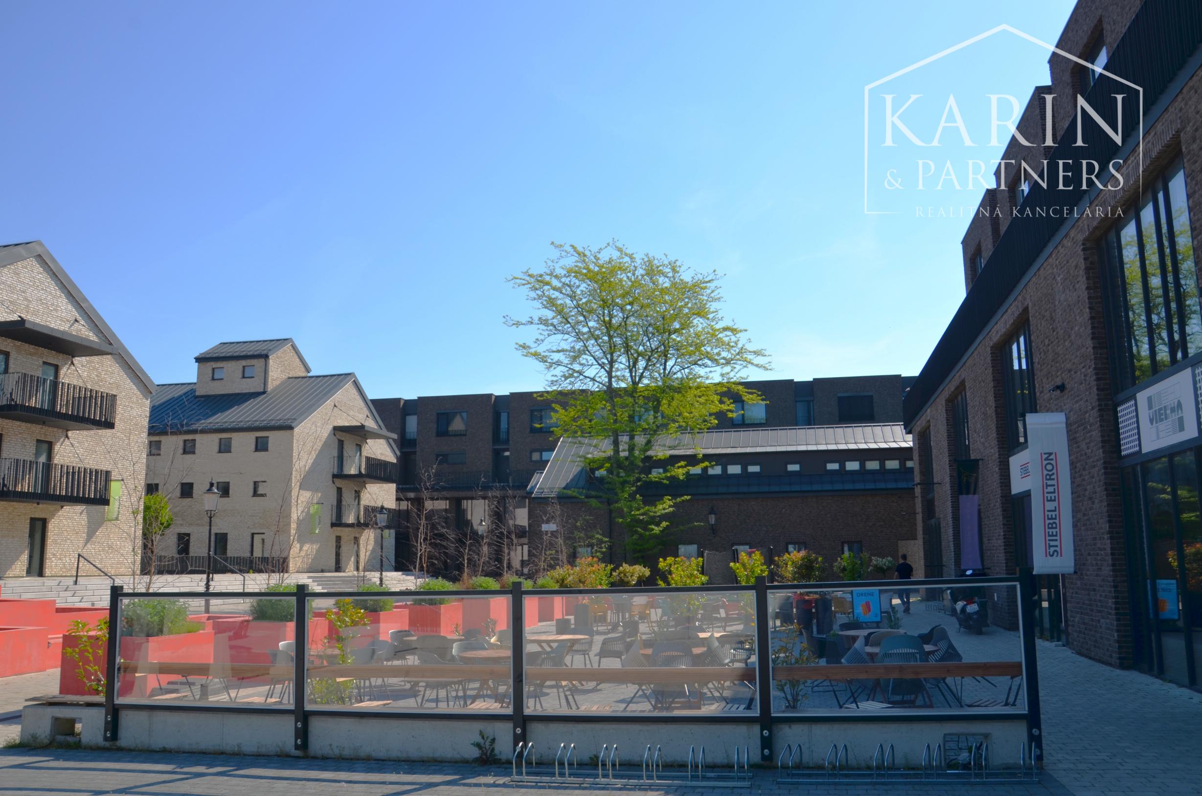 NA PREDAJ OBCHODNÝ PRIESTOR S PREDZÁHRADKOU, V PROJEKTE DVE SÝPKY, BRATISLAVA JAROVCE, CENA S DPH: 225.500 €