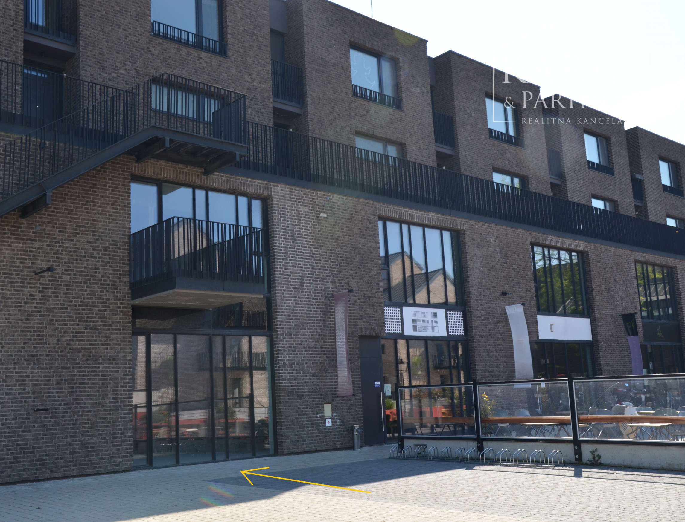 NA PREDAJ OBCHODNÝ PRIESTOR S PREDZÁHRADKOU, V PROJEKTE DVE SÝPKY, BRATISLAVA JAROVCE, CENA S DPH: 225.500 €