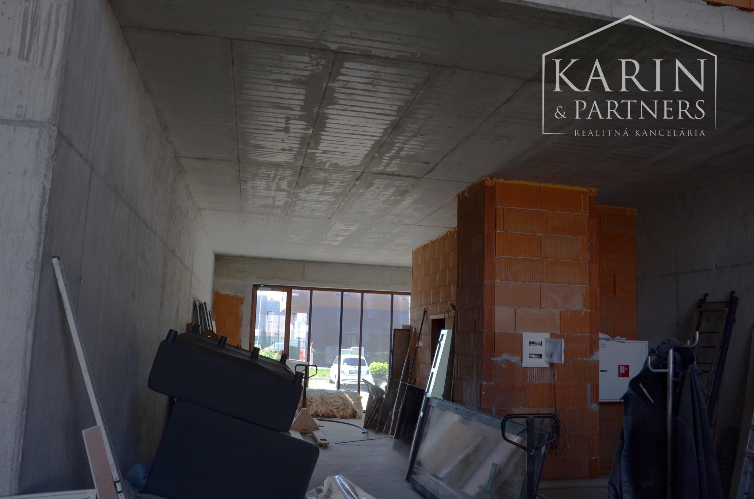 NA PREDAJ OBCHODNÝ PRIESTOR S PREDZÁHRADKOU, V PROJEKTE DVE SÝPKY, BRATISLAVA JAROVCE, CENA S DPH: 225.500 €