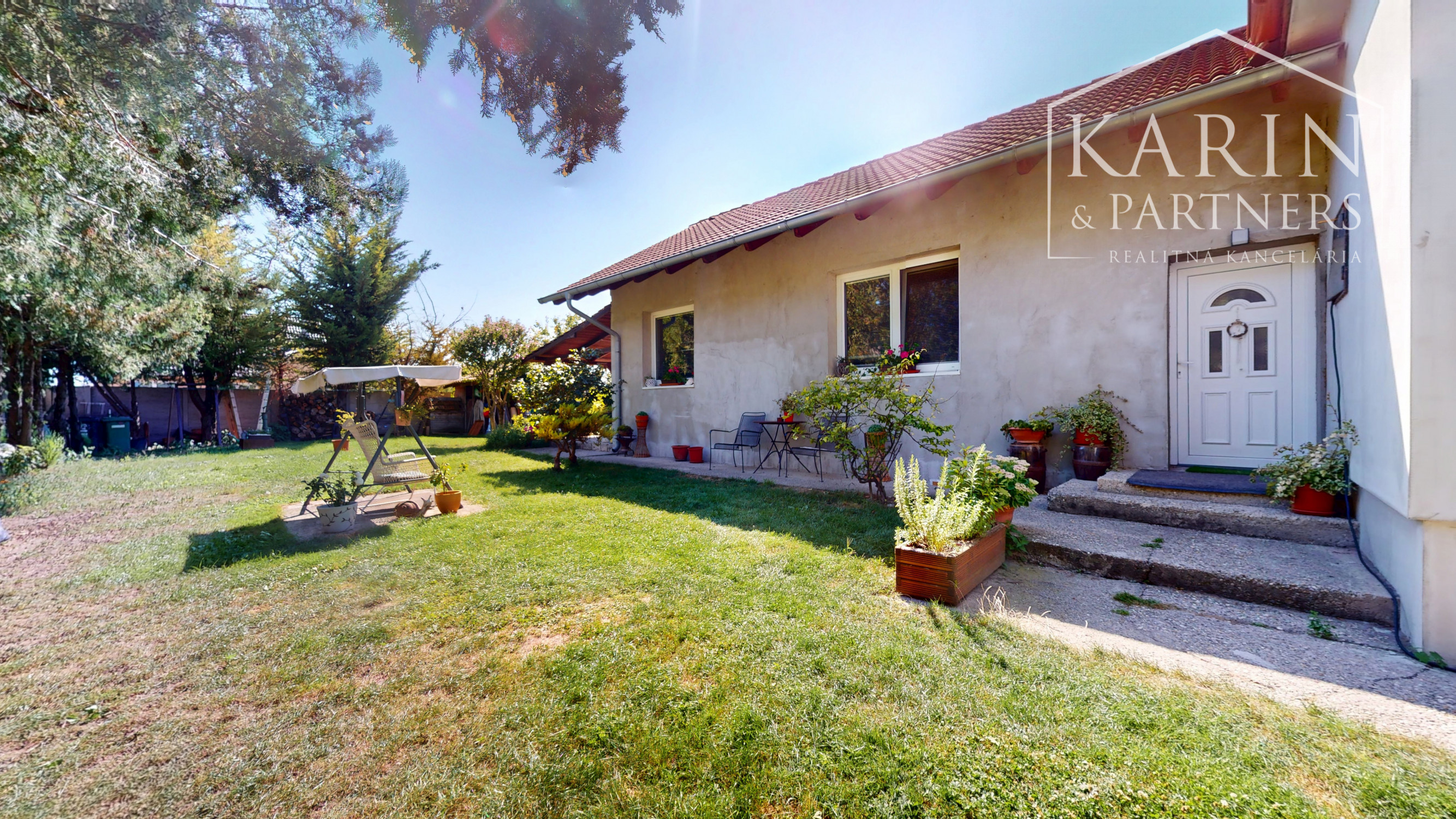 Priestranný 4-izbový rodinný dom na predaj - Blatná na Ostrove