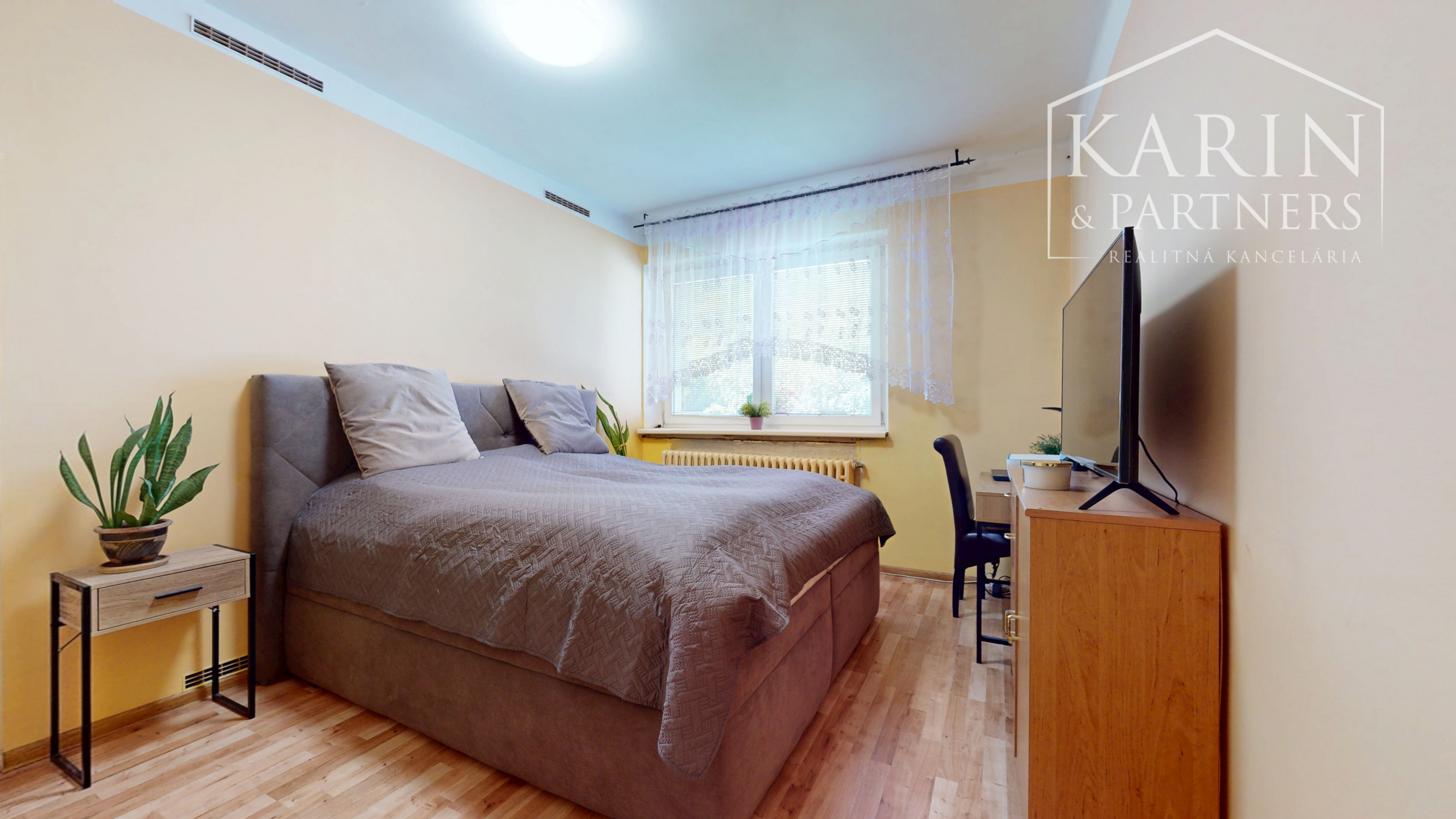 Priestranný 4-izbový rodinný dom na predaj - Blatná na Ostrove