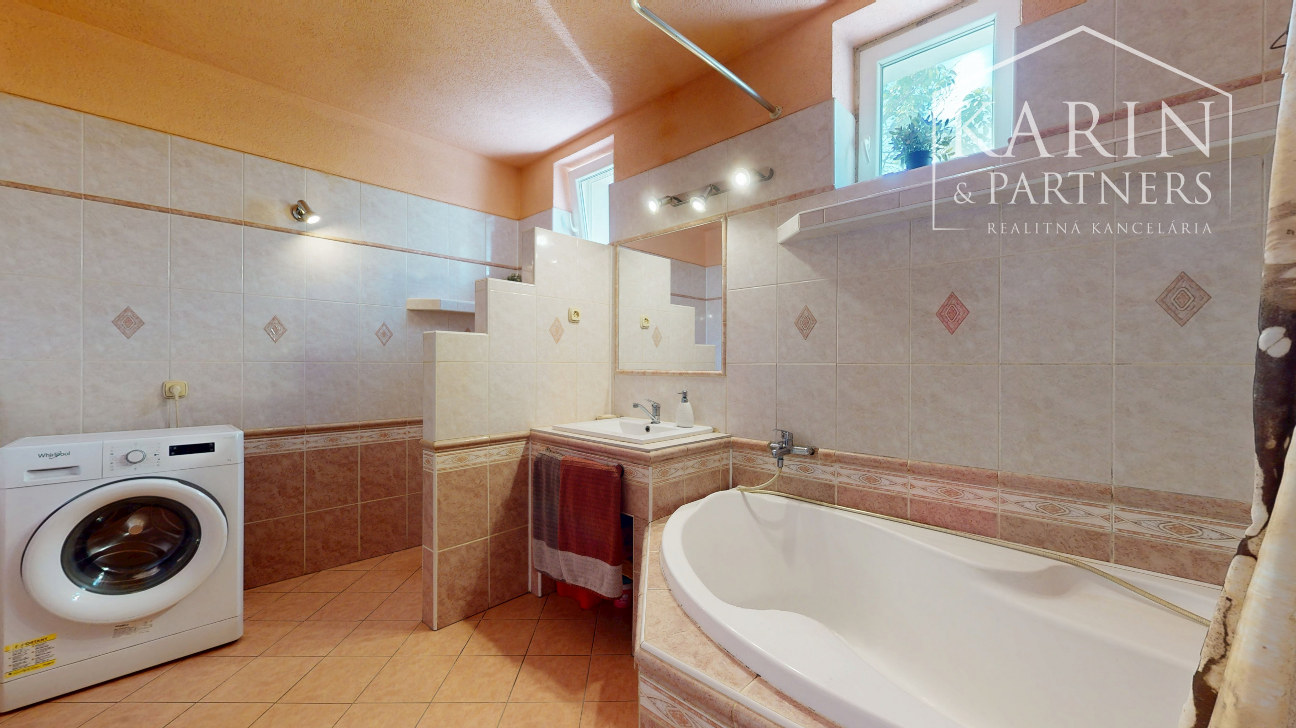 Priestranný 4-izbový rodinný dom na predaj - Blatná na Ostrove