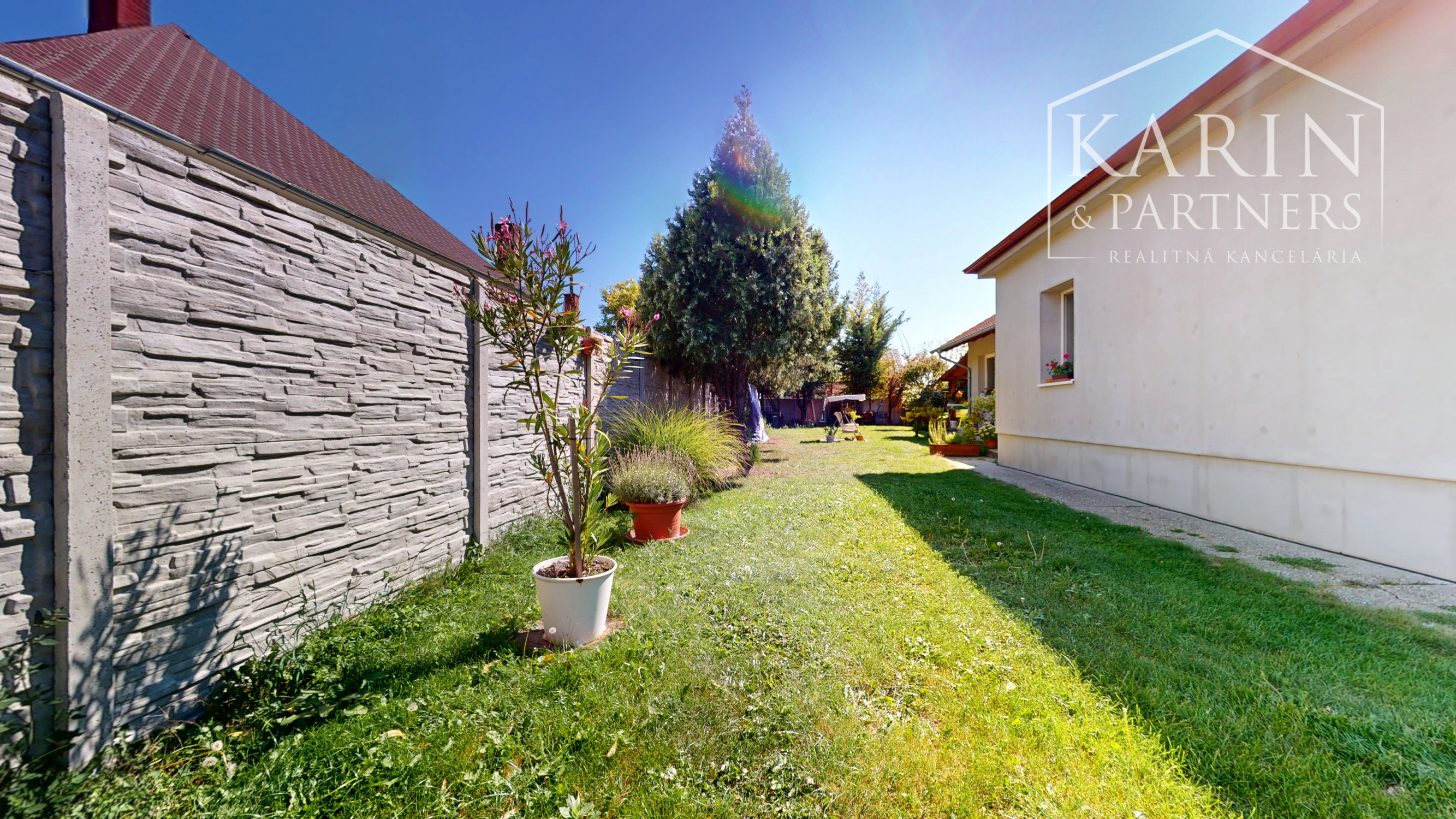 Priestranný 4-izbový rodinný dom na predaj - Blatná na Ostrove