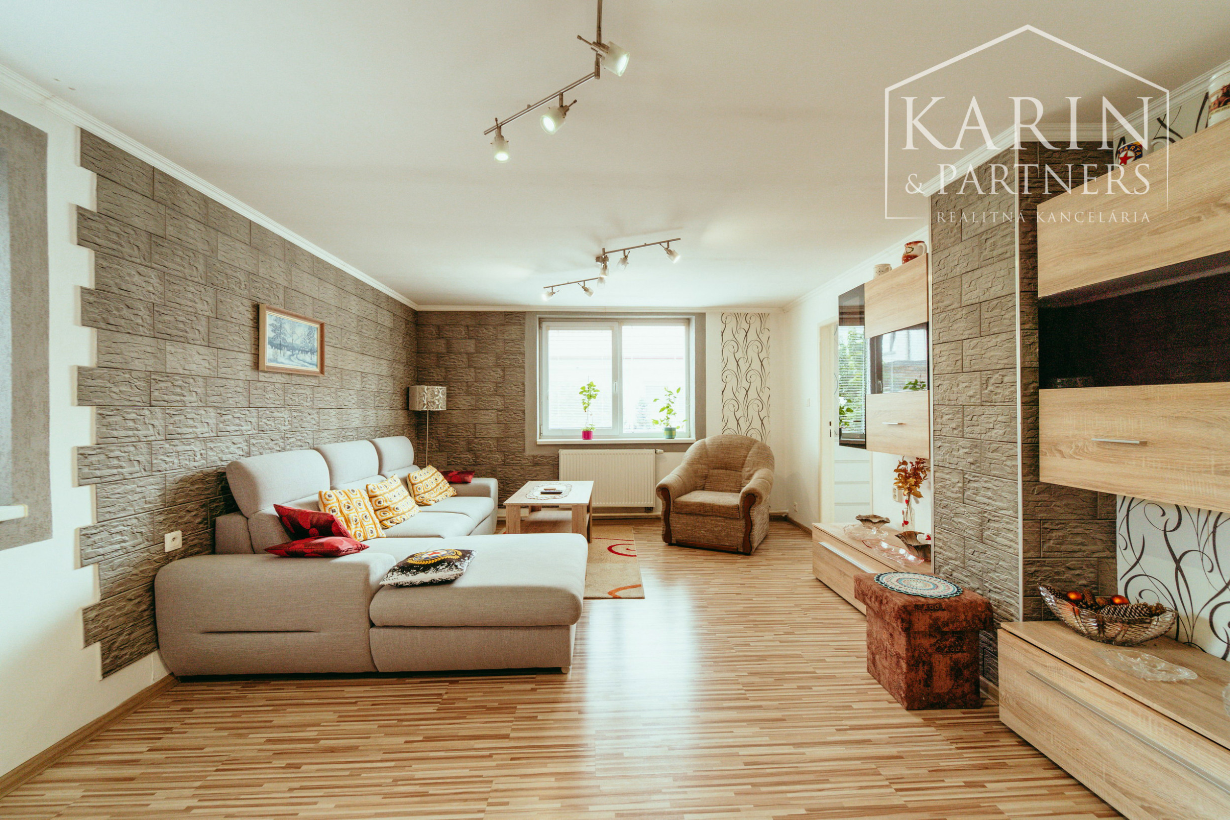 REZERVOVANÉ: 3i rodinný dom po rekonštrukcii s krytou terasou v meste Šaštín-Stráže