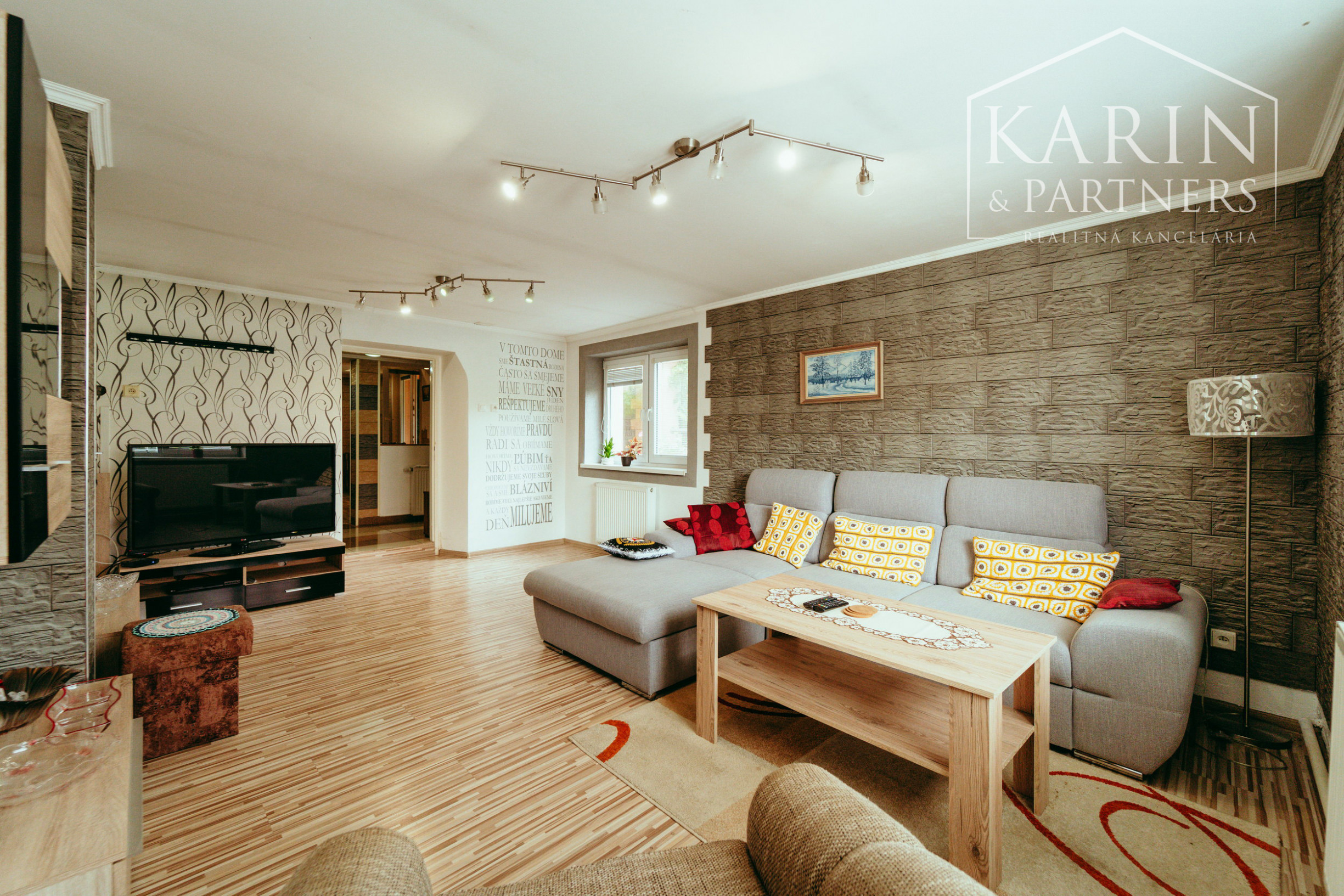 REZERVOVANÉ: 3i rodinný dom po rekonštrukcii s krytou terasou v meste Šaštín-Stráže