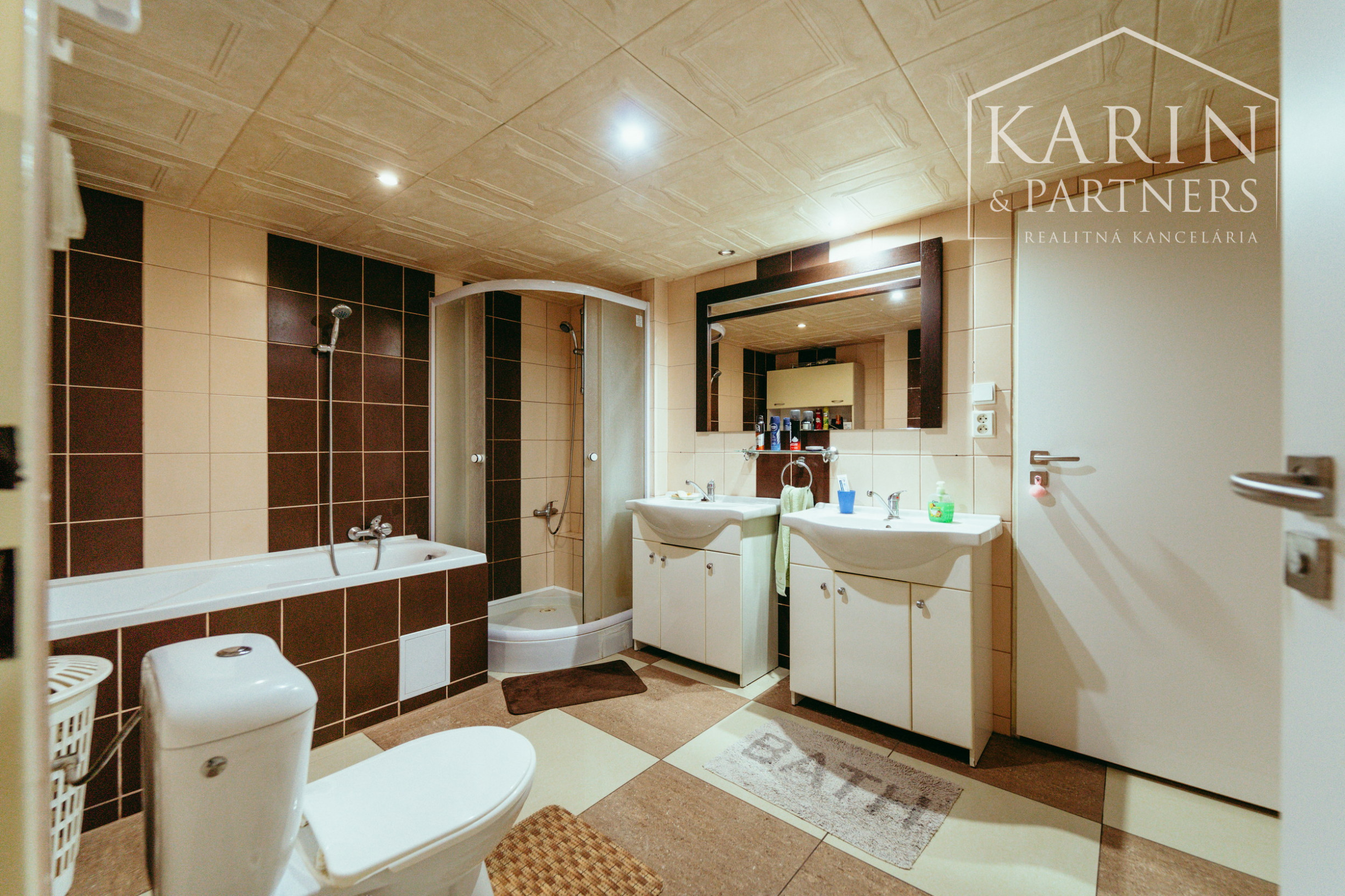 REZERVOVANÉ: 3i rodinný dom po rekonštrukcii s krytou terasou v meste Šaštín-Stráže