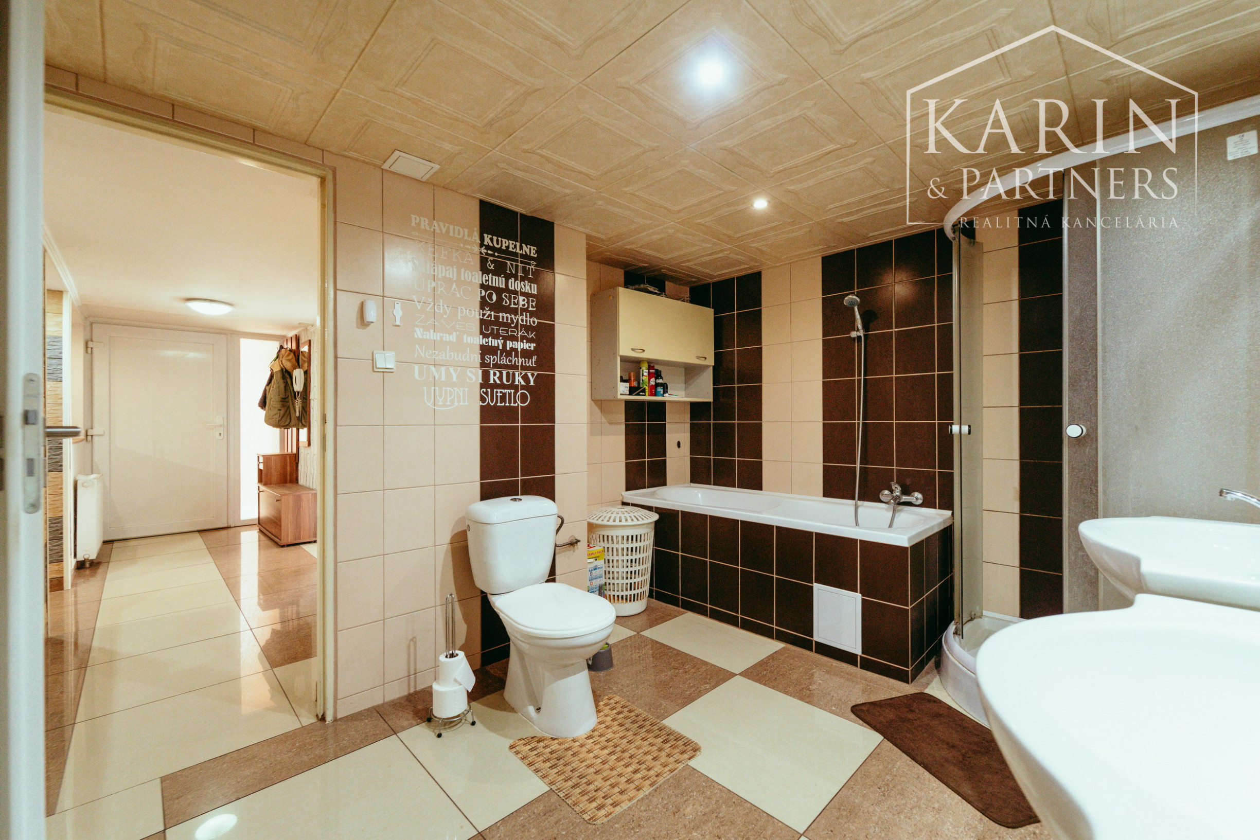 REZERVOVANÉ: 3i rodinný dom po rekonštrukcii s krytou terasou v meste Šaštín-Stráže