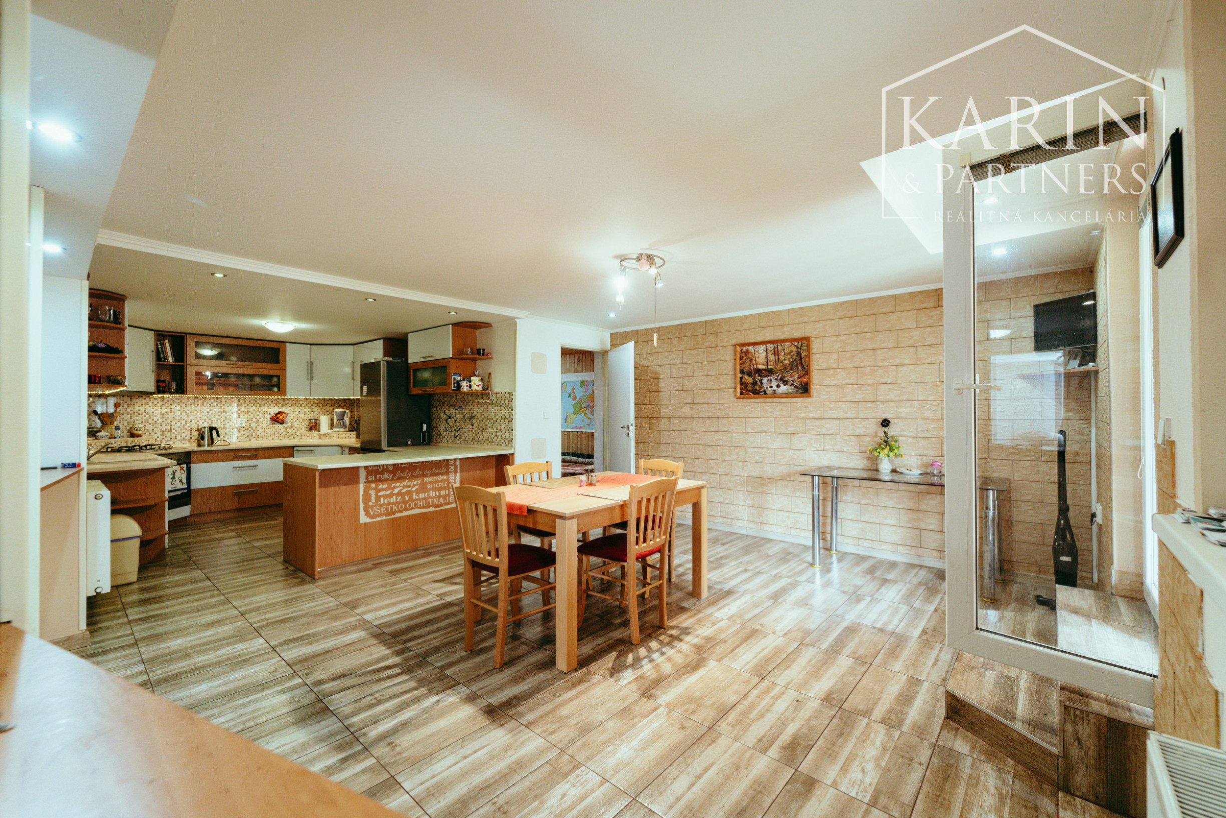 REZERVOVANÉ: 3i rodinný dom po rekonštrukcii s krytou terasou v meste Šaštín-Stráže