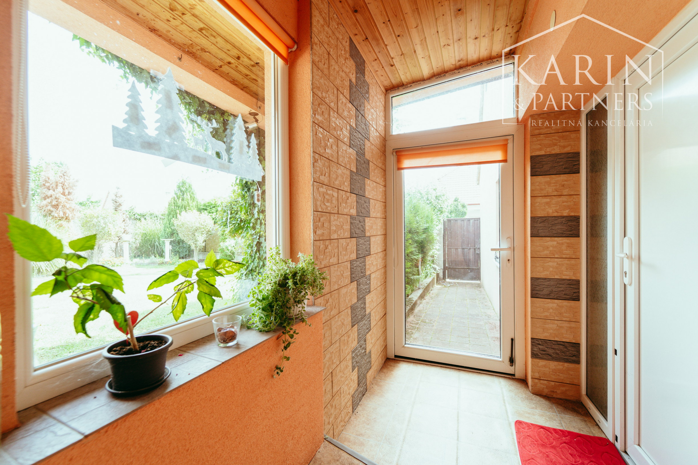 REZERVOVANÉ: 3i rodinný dom po rekonštrukcii s krytou terasou v meste Šaštín-Stráže