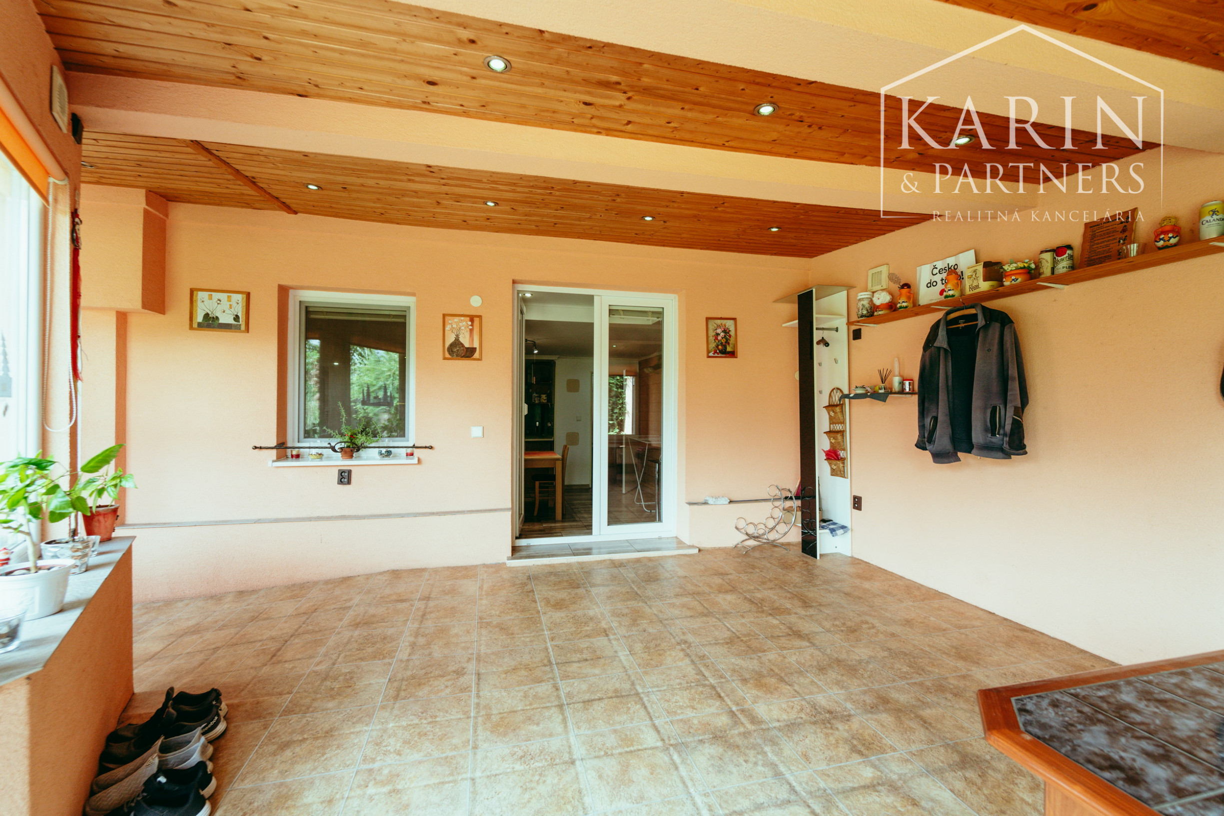 REZERVOVANÉ: 3i rodinný dom po rekonštrukcii s krytou terasou v meste Šaštín-Stráže