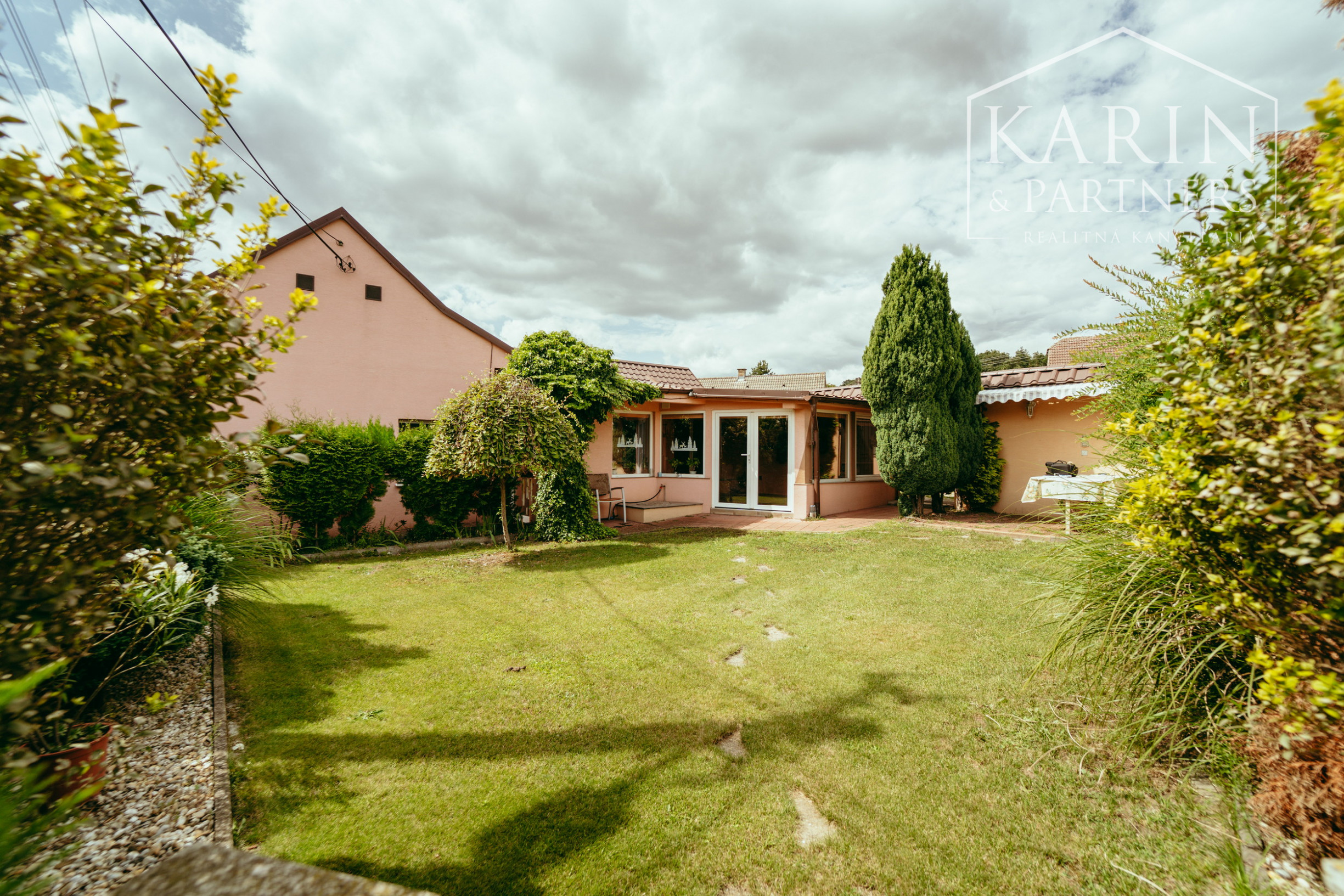 REZERVOVANÉ: 3i rodinný dom po rekonštrukcii s krytou terasou v meste Šaštín-Stráže