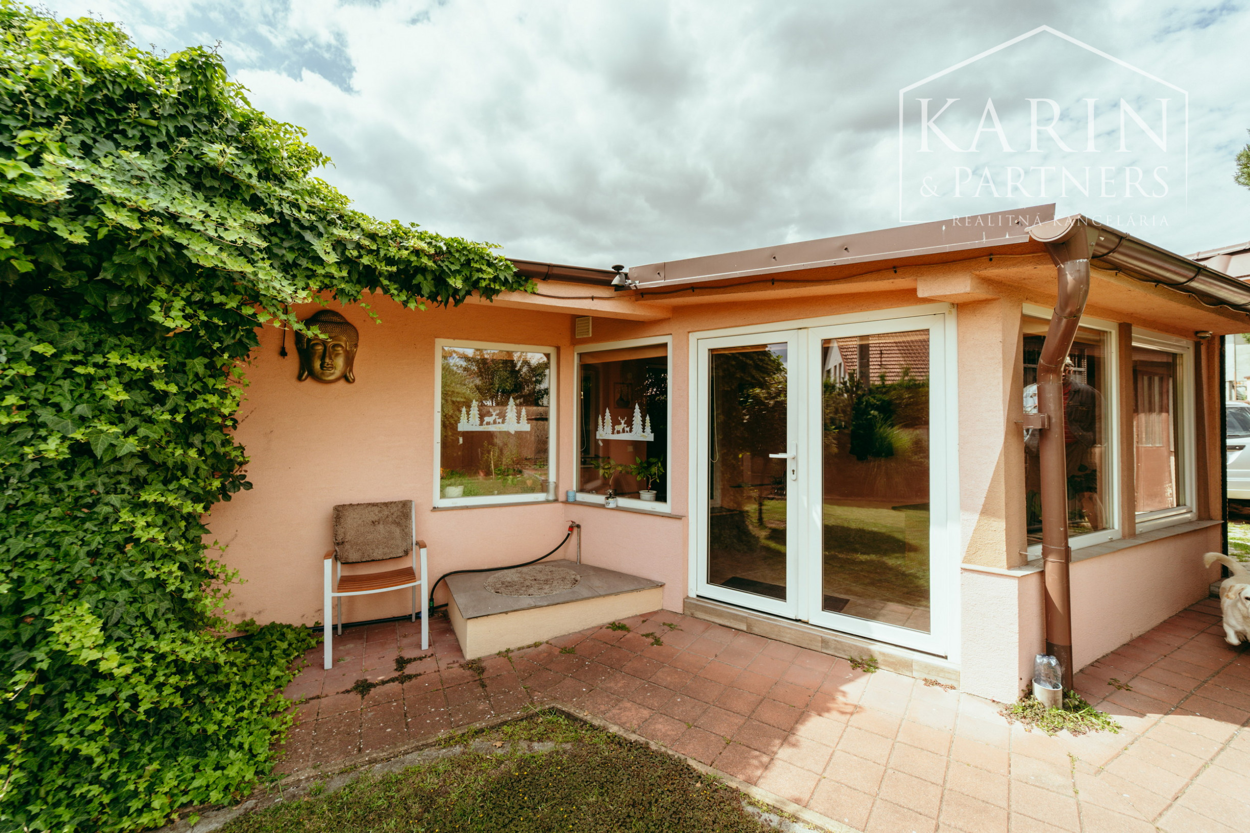 REZERVOVANÉ: 3i rodinný dom po rekonštrukcii s krytou terasou v meste Šaštín-Stráže