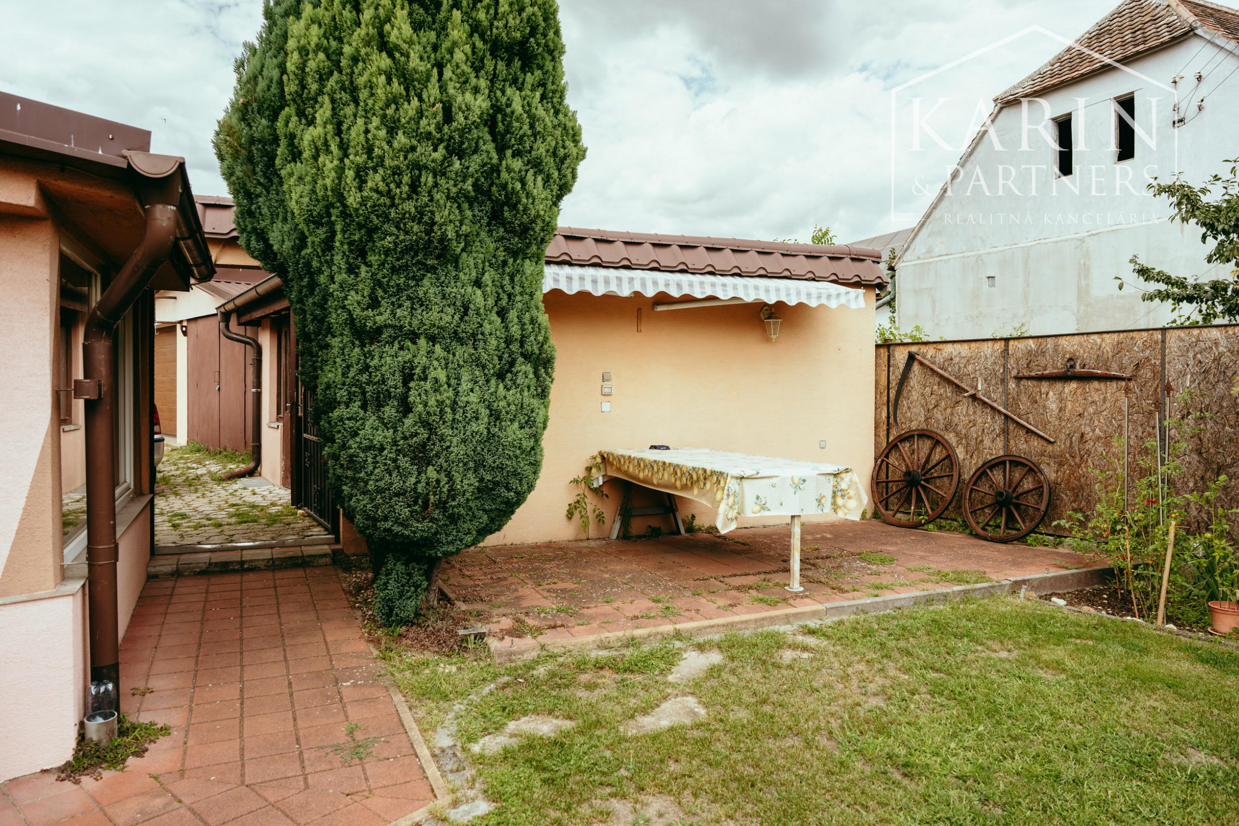 REZERVOVANÉ: 3i rodinný dom po rekonštrukcii s krytou terasou v meste Šaštín-Stráže