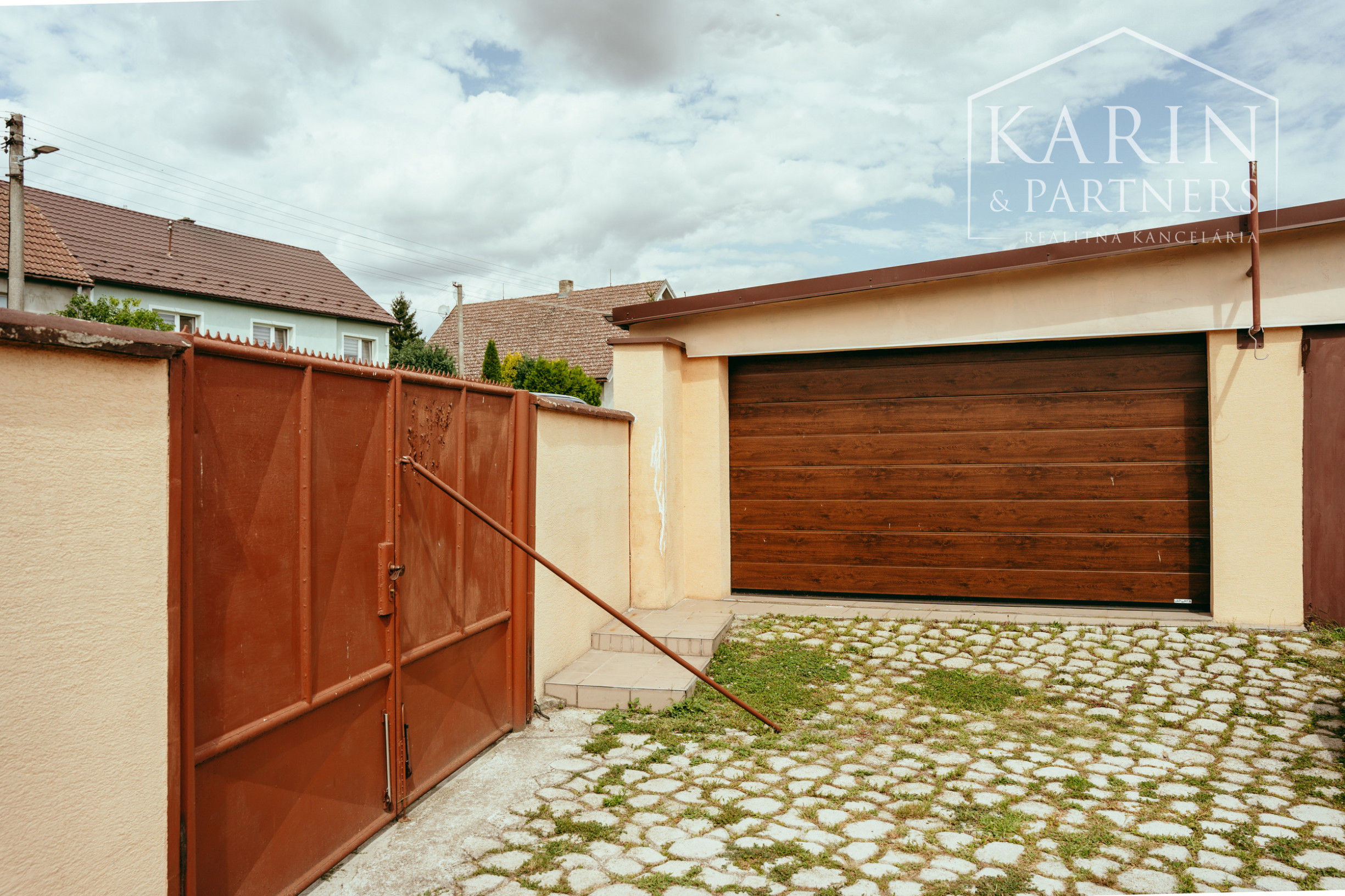 REZERVOVANÉ: 3i rodinný dom po rekonštrukcii s krytou terasou v meste Šaštín-Stráže