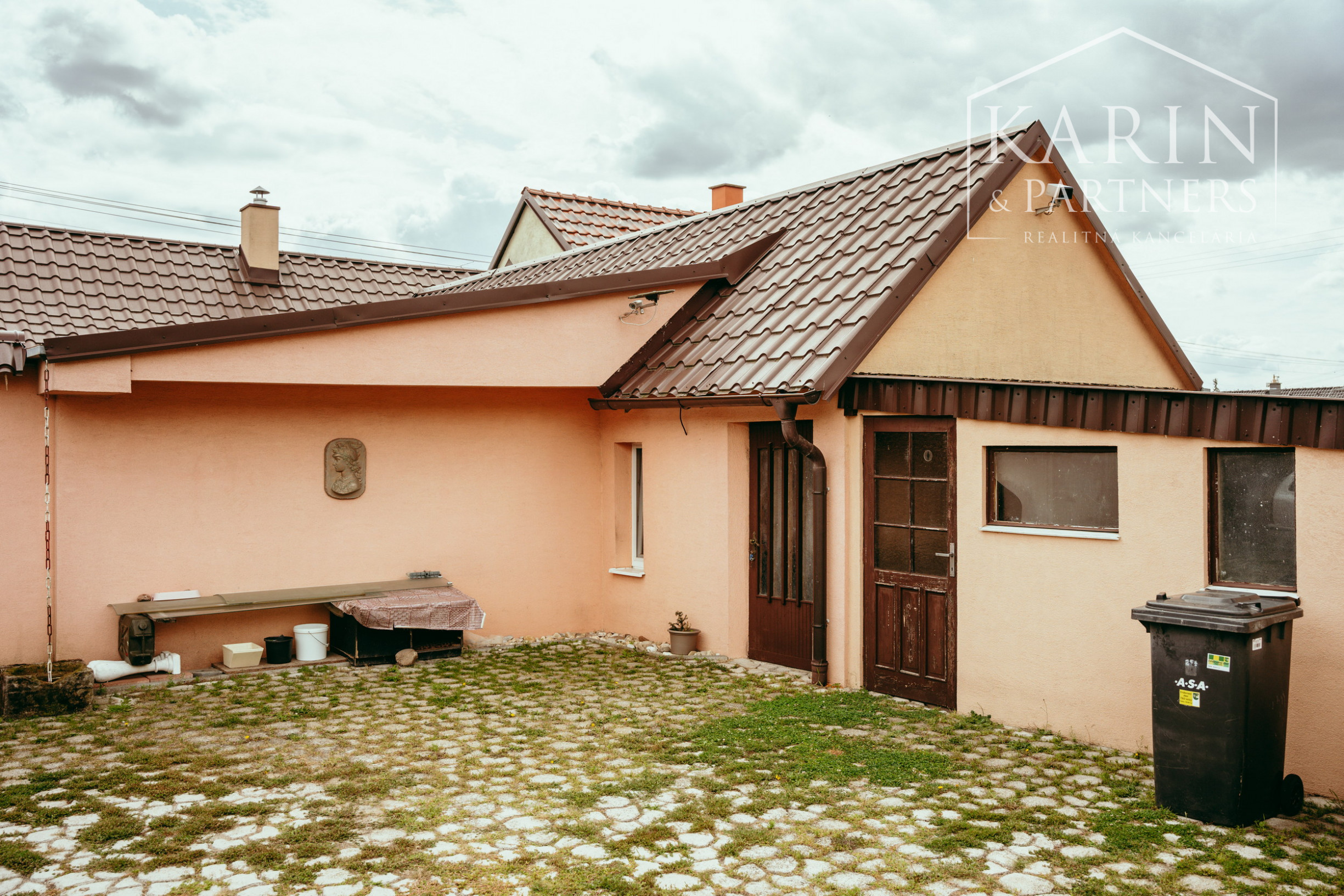 REZERVOVANÉ: 3i rodinný dom po rekonštrukcii s krytou terasou v meste Šaštín-Stráže