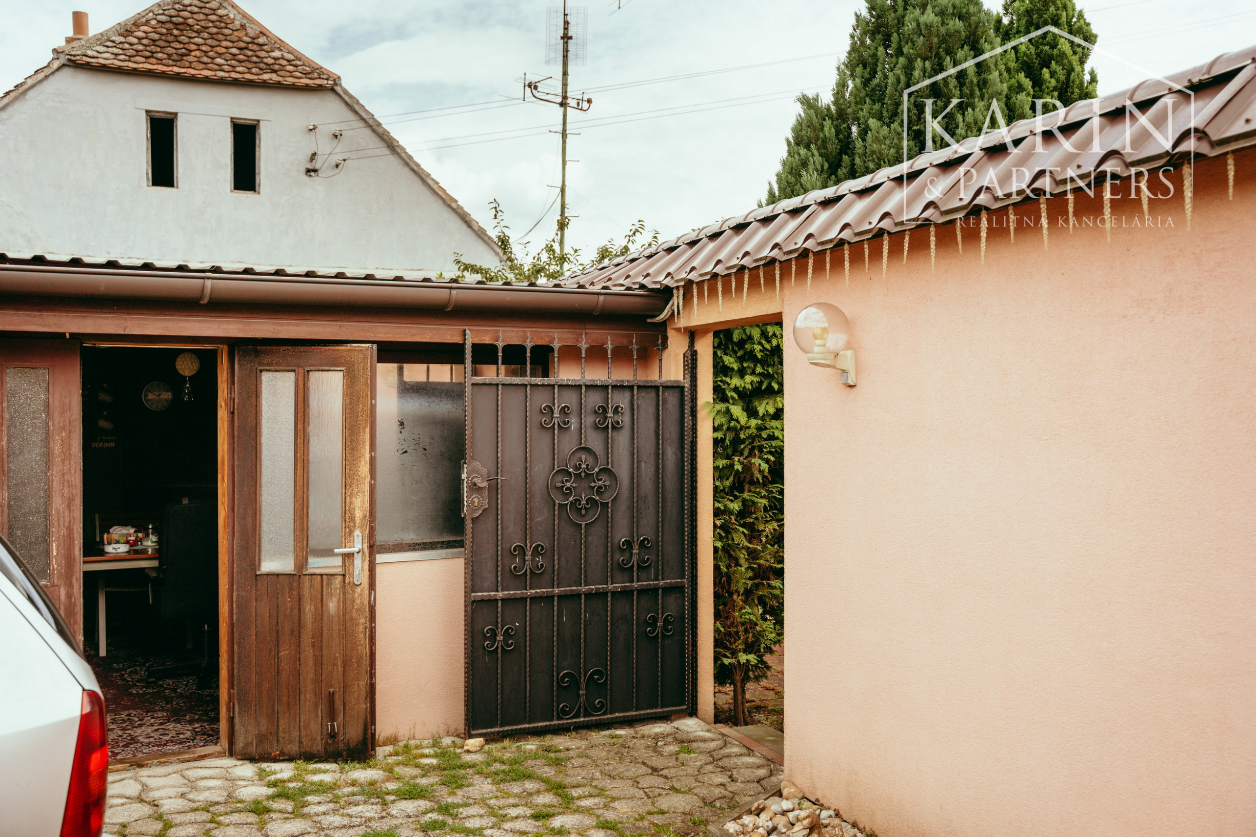 REZERVOVANÉ: 3i rodinný dom po rekonštrukcii s krytou terasou v meste Šaštín-Stráže