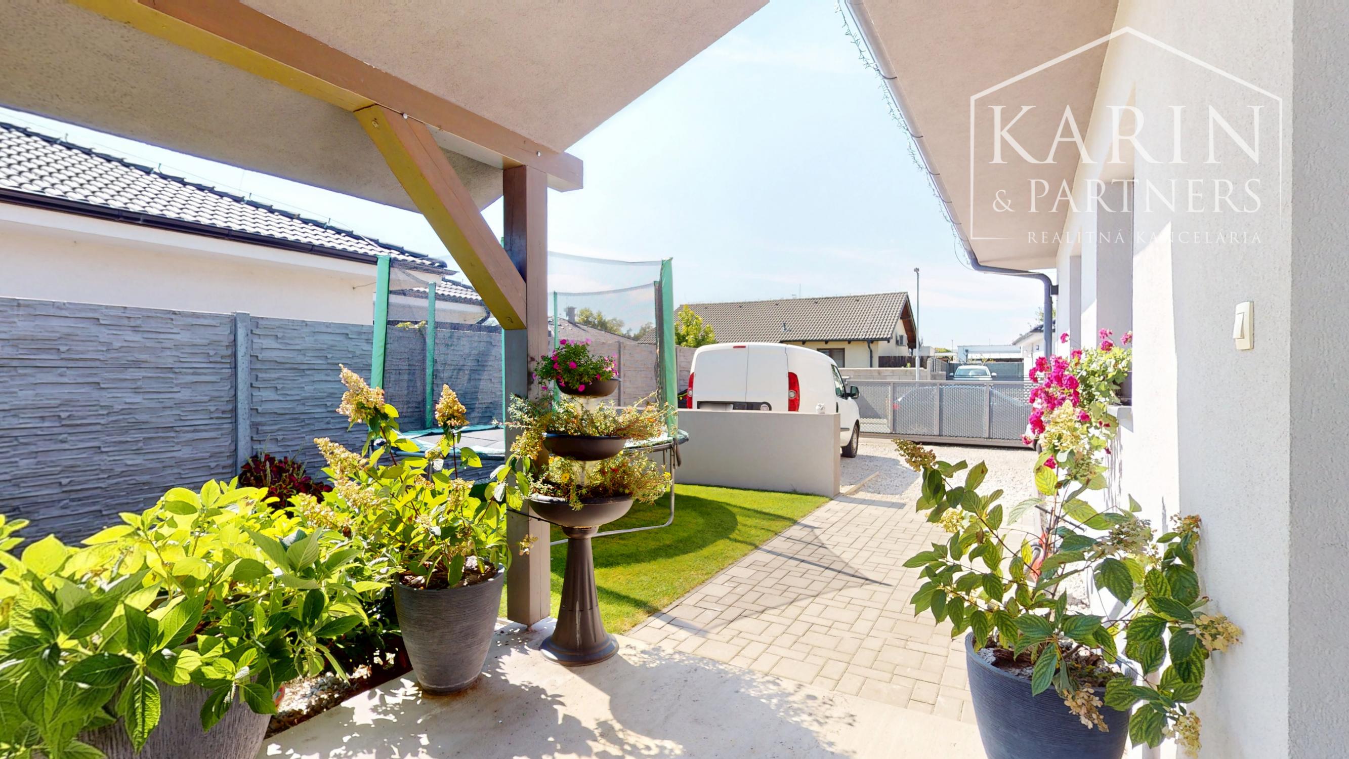 Na predaj: Štýlový 5-izbový rodinný dom s krásnou záhradou v obľúbenej lokalite Hrubá Borša