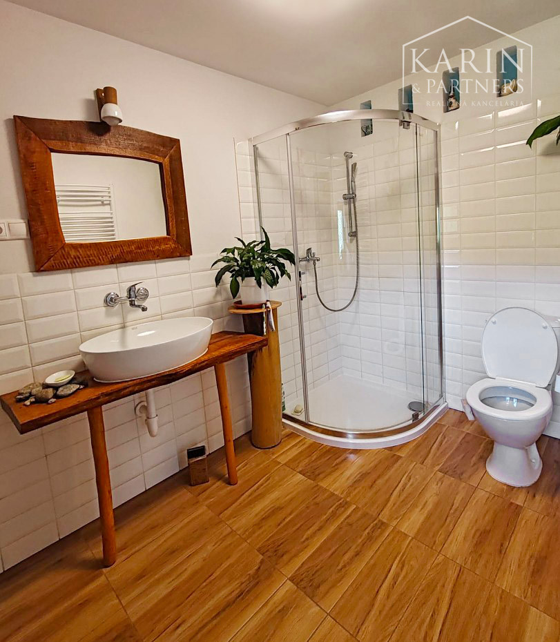 Chalupa pod lesom s ovocným sadom, 4144 m2, Nová Bošáca.