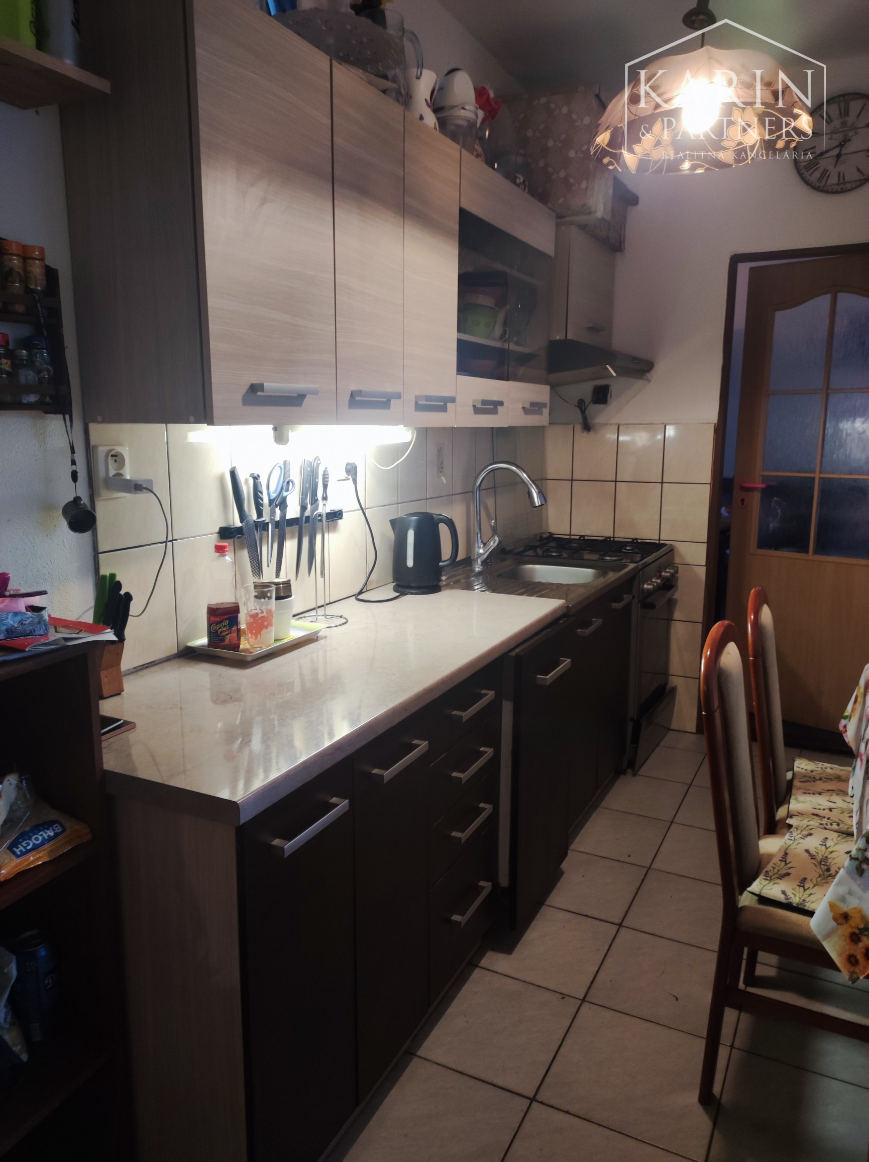 Na predaj 2,5-izbový byt v tehlovom dome v centre Nových Zámkov – zrekonštruovaný, s dvoma pivnicami