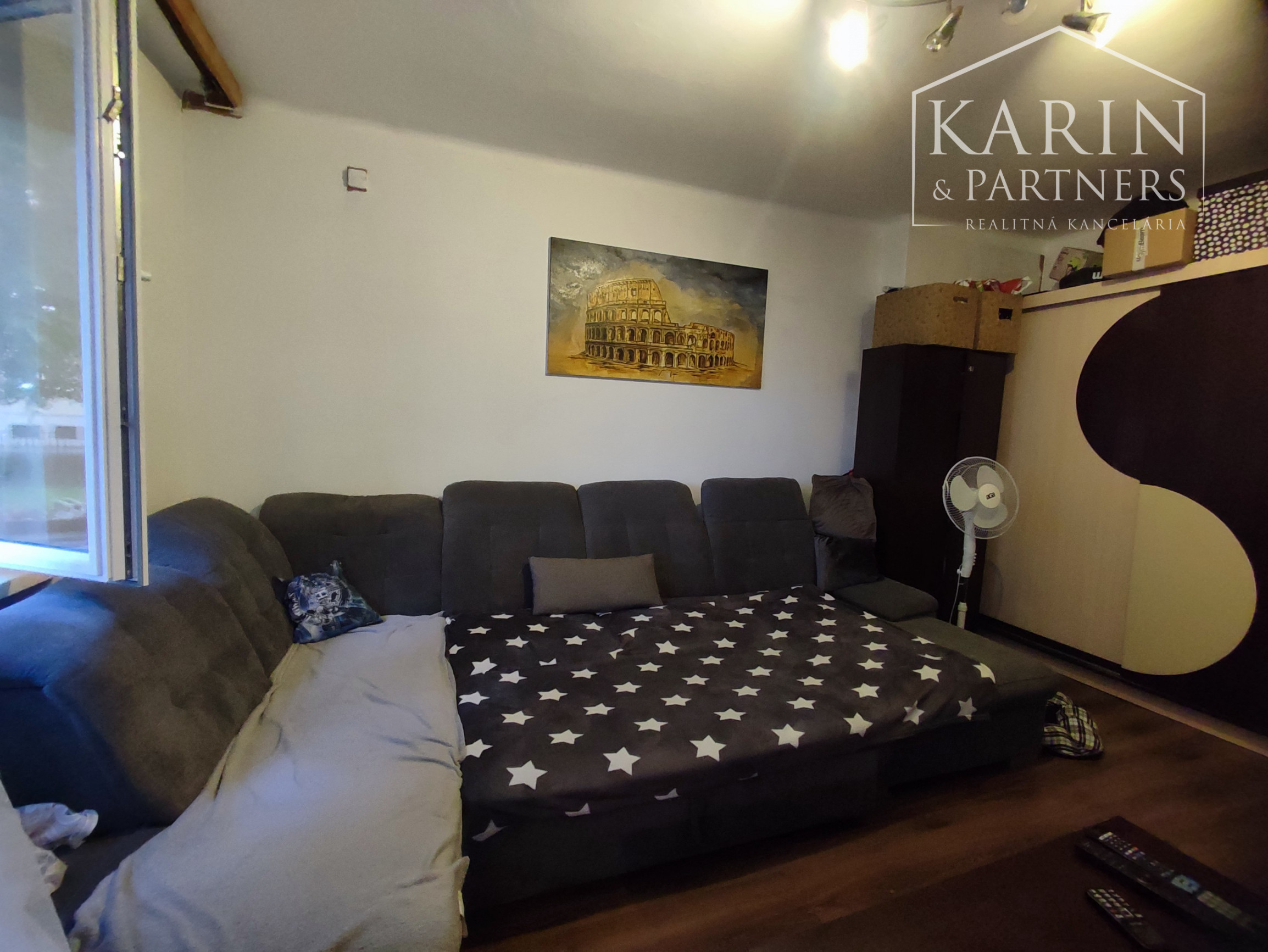 Na predaj 2,5-izbový byt v tehlovom dome v centre Nových Zámkov – zrekonštruovaný, s dvoma pivnicami