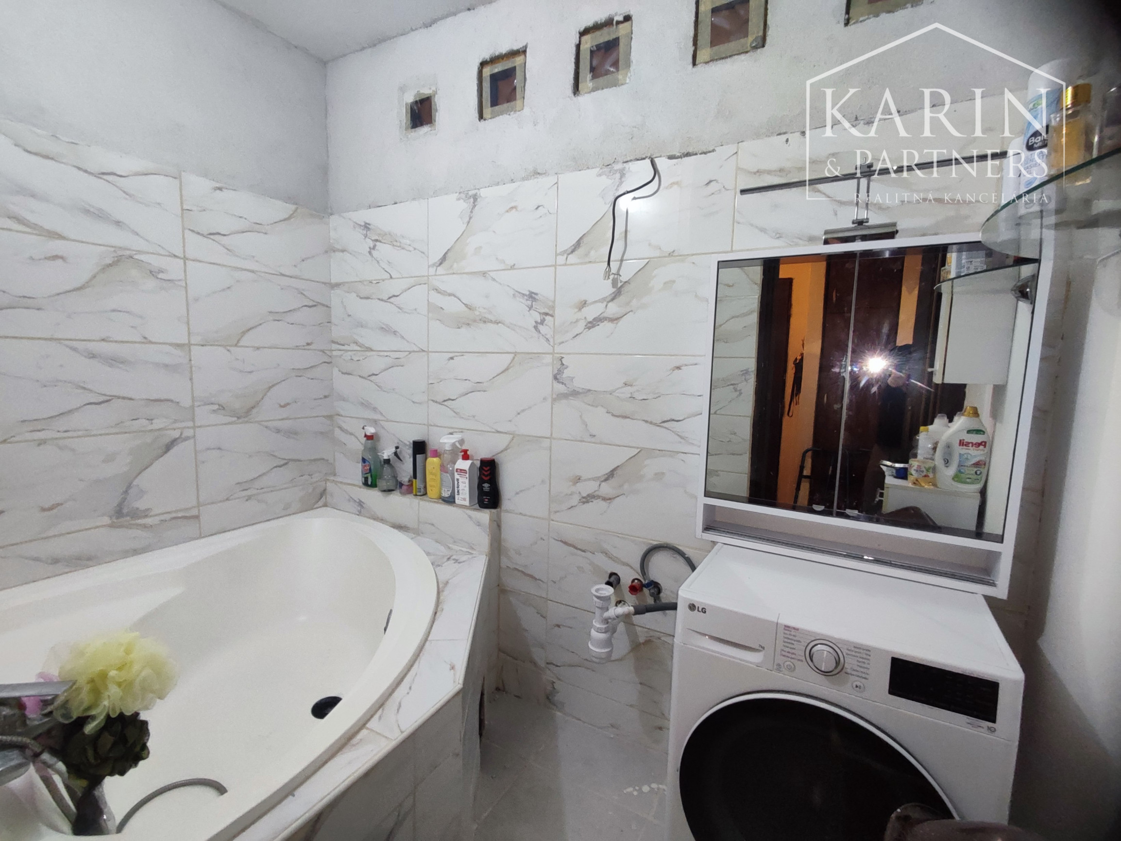 Na predaj 2,5-izbový byt v tehlovom dome v centre Nových Zámkov – zrekonštruovaný, s dvoma pivnicami