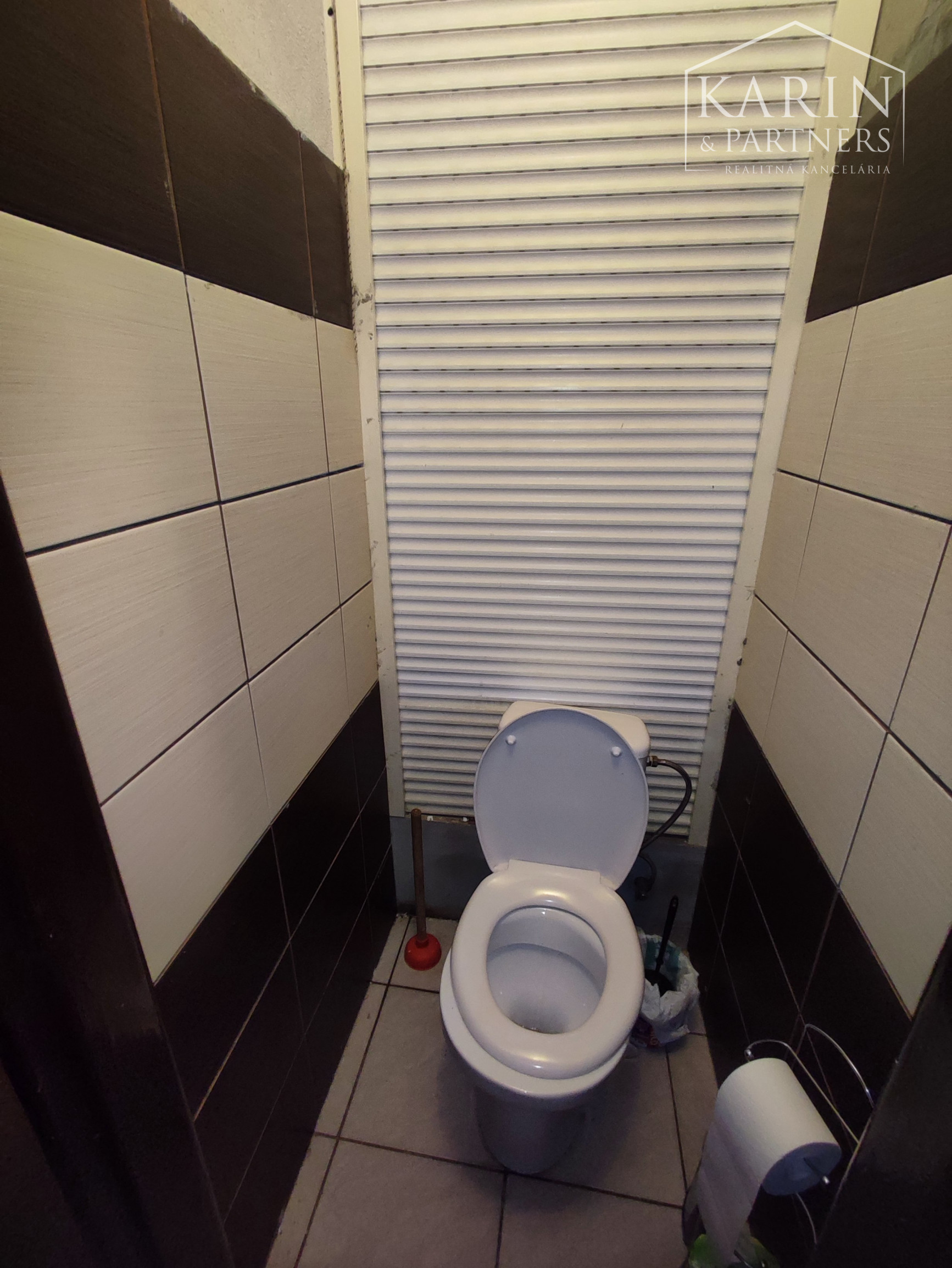 Na predaj 2,5-izbový byt v tehlovom dome v centre Nových Zámkov – zrekonštruovaný, s dvoma pivnicami