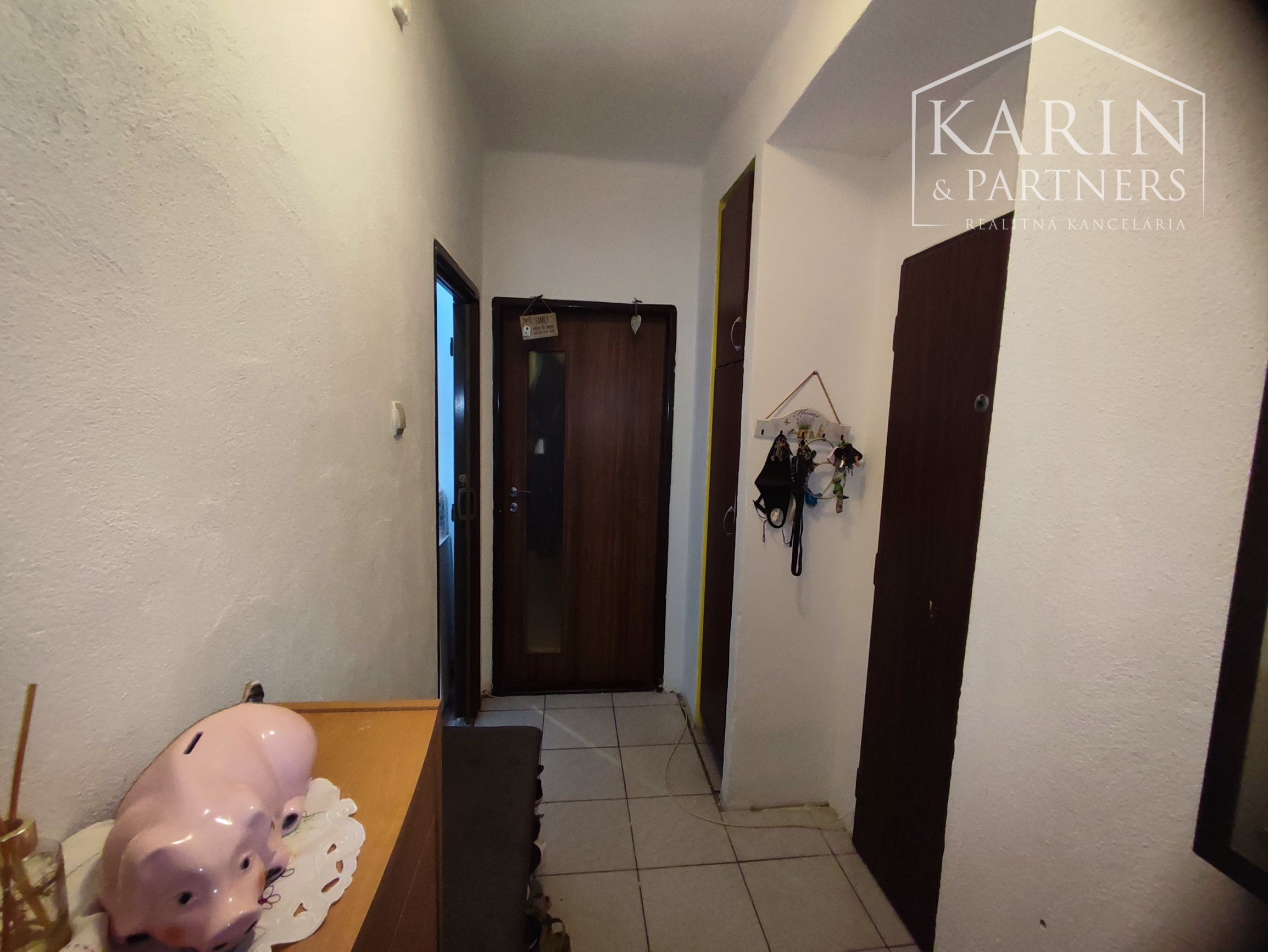 Na predaj 2,5-izbový byt v tehlovom dome v centre Nových Zámkov – zrekonštruovaný, s dvoma pivnicami