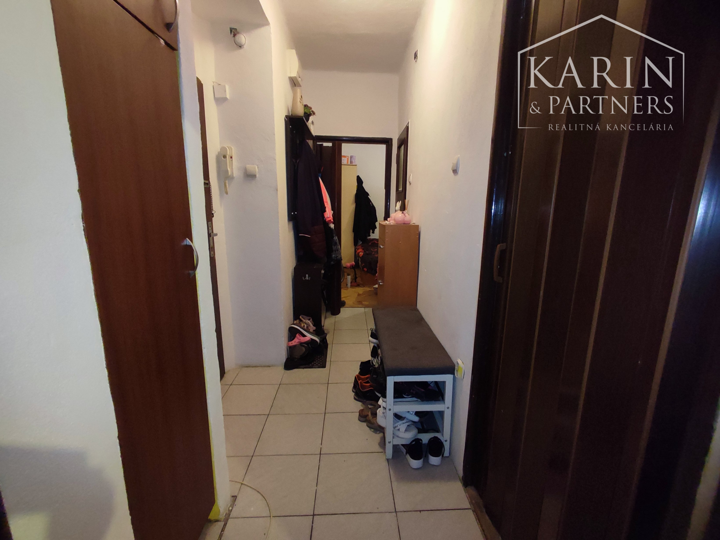 Na predaj 2,5-izbový byt v tehlovom dome v centre Nových Zámkov – zrekonštruovaný, s dvoma pivnicami