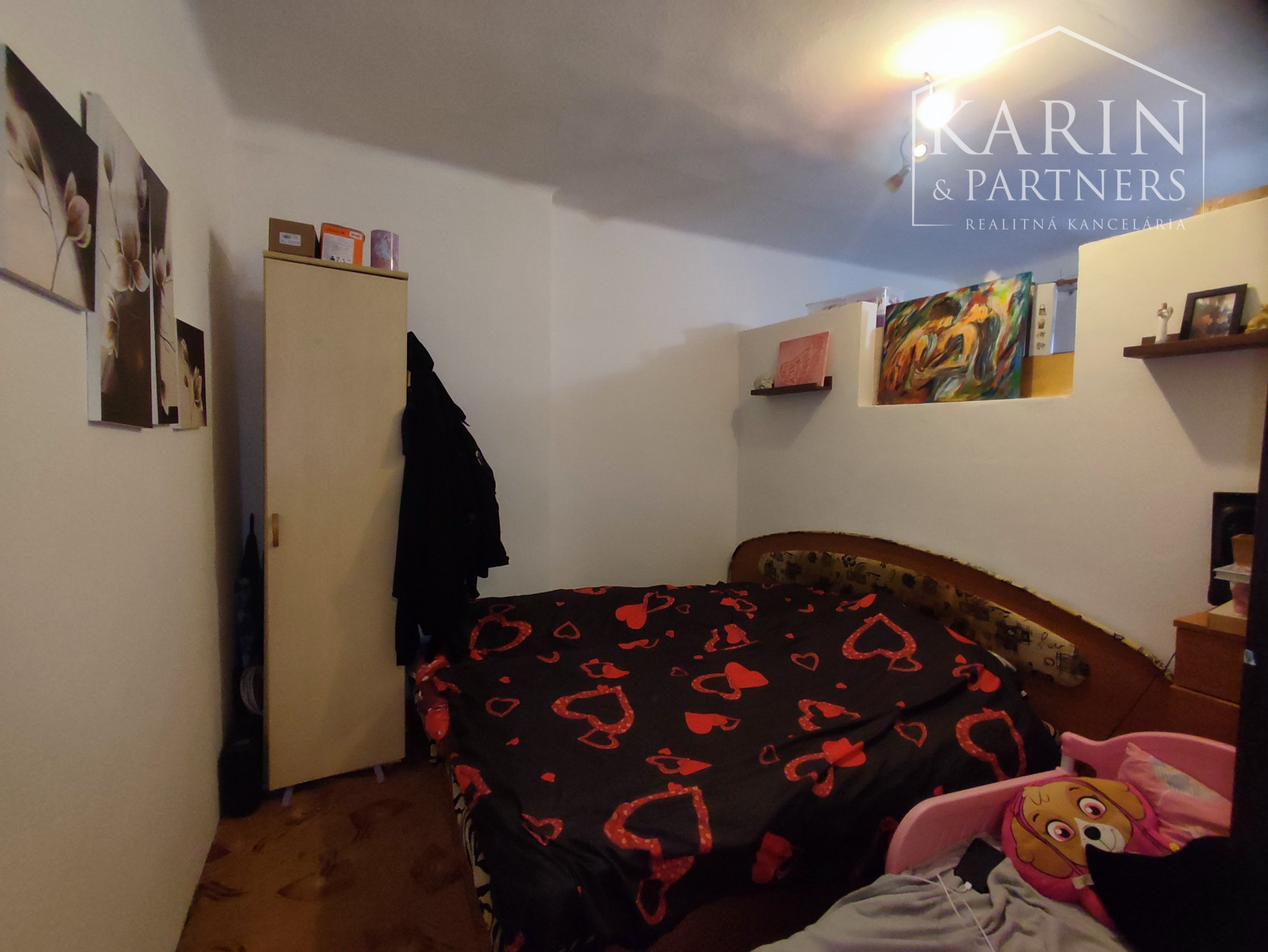 Na predaj 2,5-izbový byt v tehlovom dome v centre Nových Zámkov – zrekonštruovaný, s dvoma pivnicami