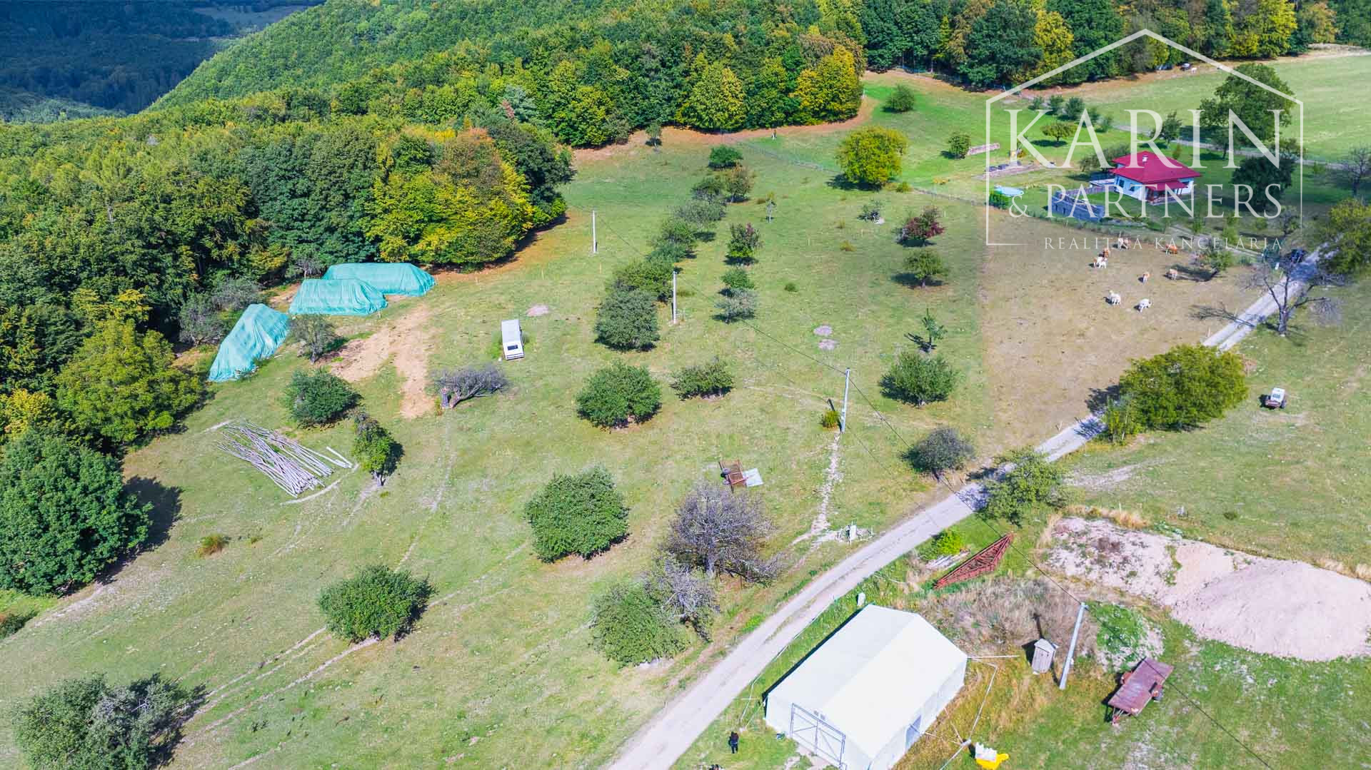 Stavebný pozemok so schváleným projektom rekreačnej chaty a elektrikou v lokalite Nová Baňa - Bukovina