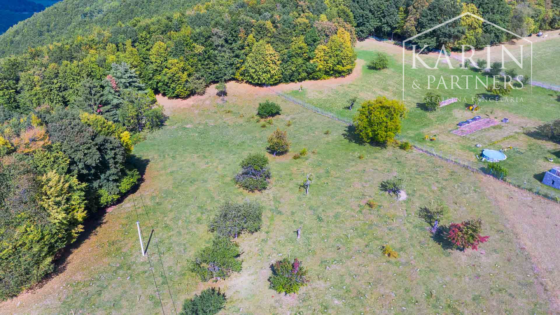 Stavebný pozemok so schváleným projektom rekreačnej chaty a elektrikou v lokalite Nová Baňa - Bukovina