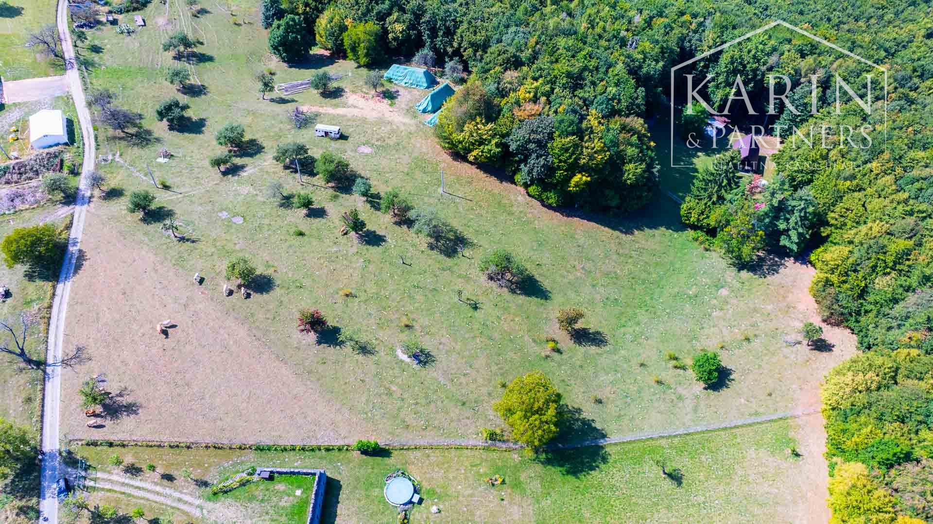 Stavebný pozemok so schváleným projektom rekreačnej chaty a elektrikou v lokalite Nová Baňa - Bukovina