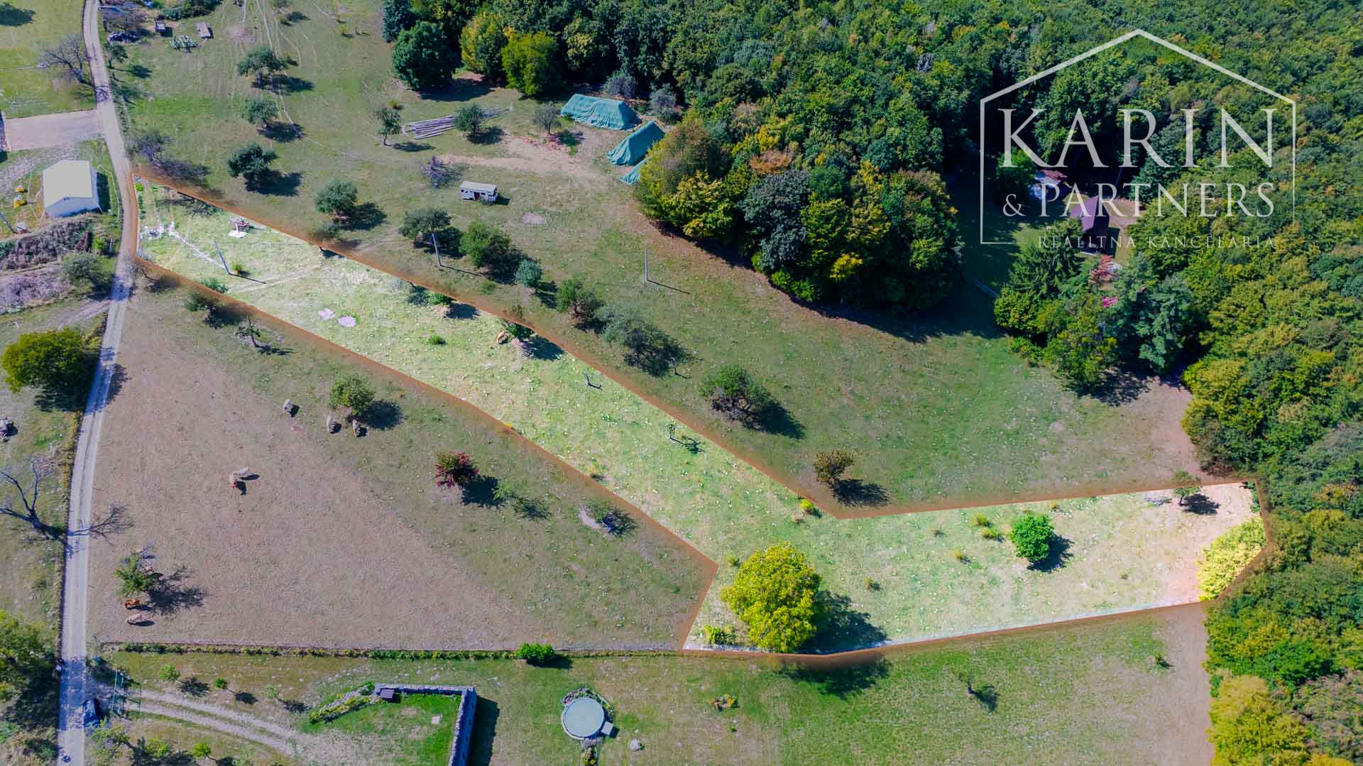 Stavebný pozemok so schváleným projektom rekreačnej chaty a elektrikou v lokalite Nová Baňa - Bukovina