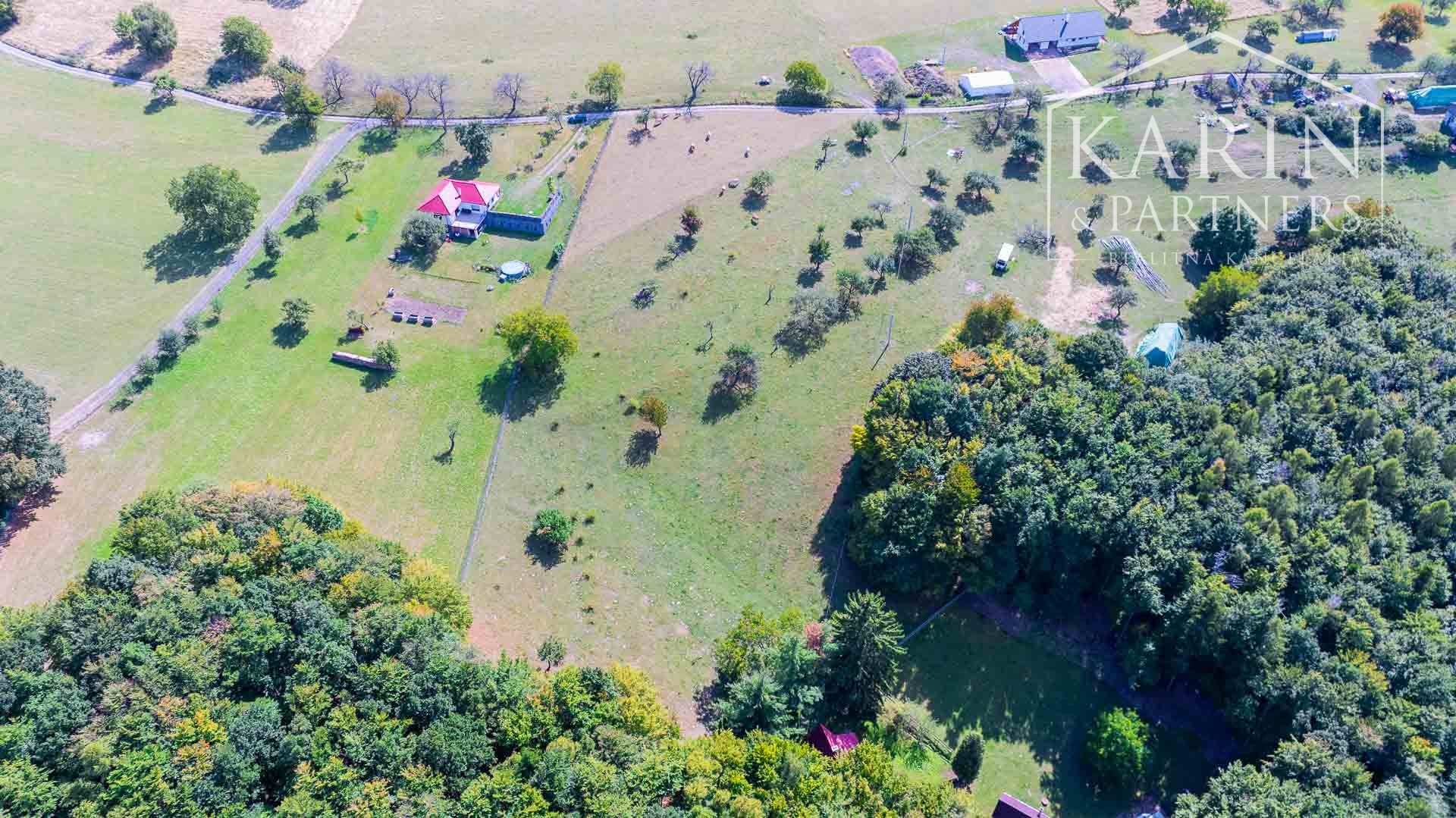 Stavebný pozemok so schváleným projektom rekreačnej chaty a elektrikou v lokalite Nová Baňa - Bukovina