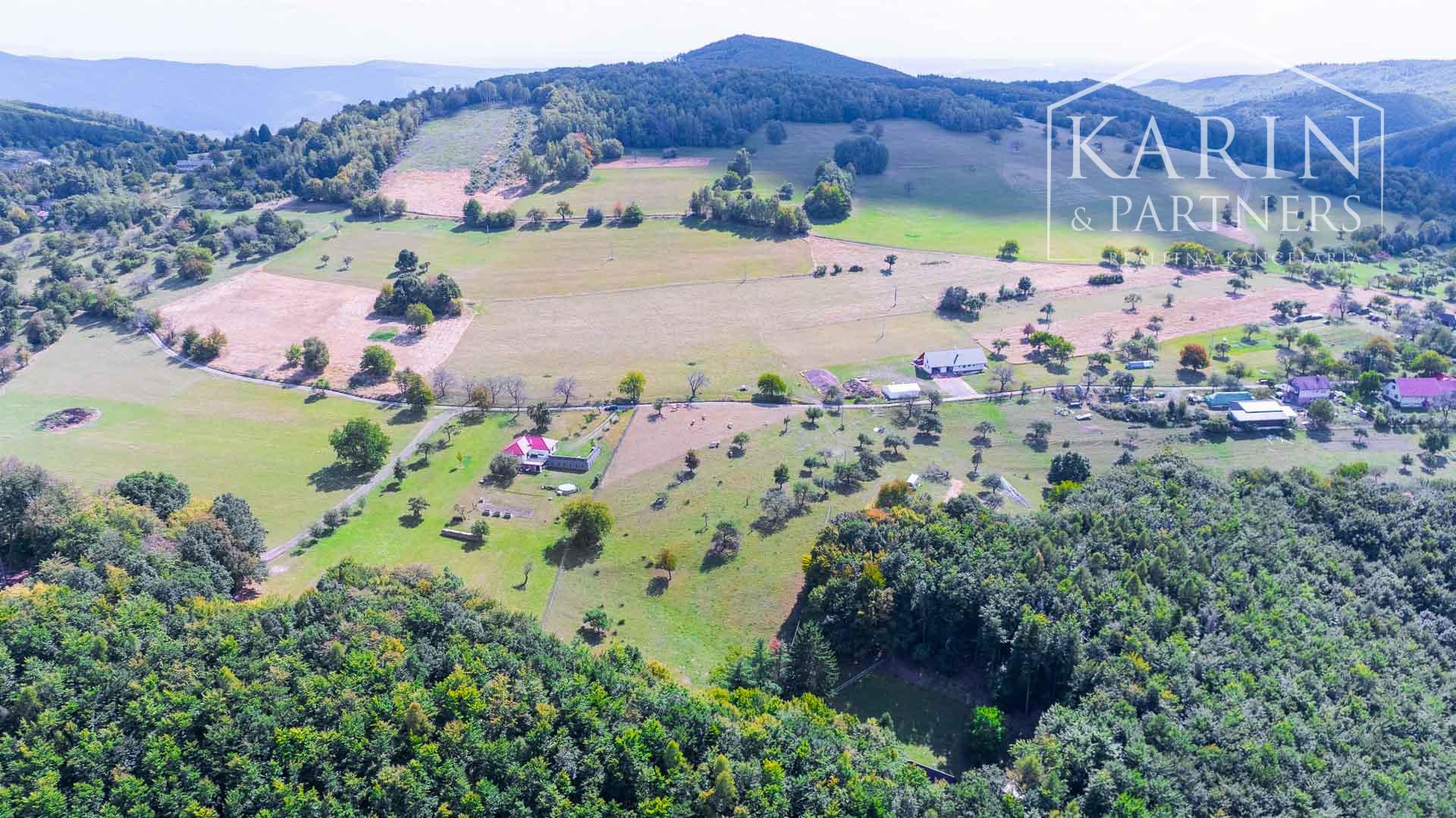 Stavebný pozemok so schváleným projektom rekreačnej chaty a elektrikou v lokalite Nová Baňa - Bukovina