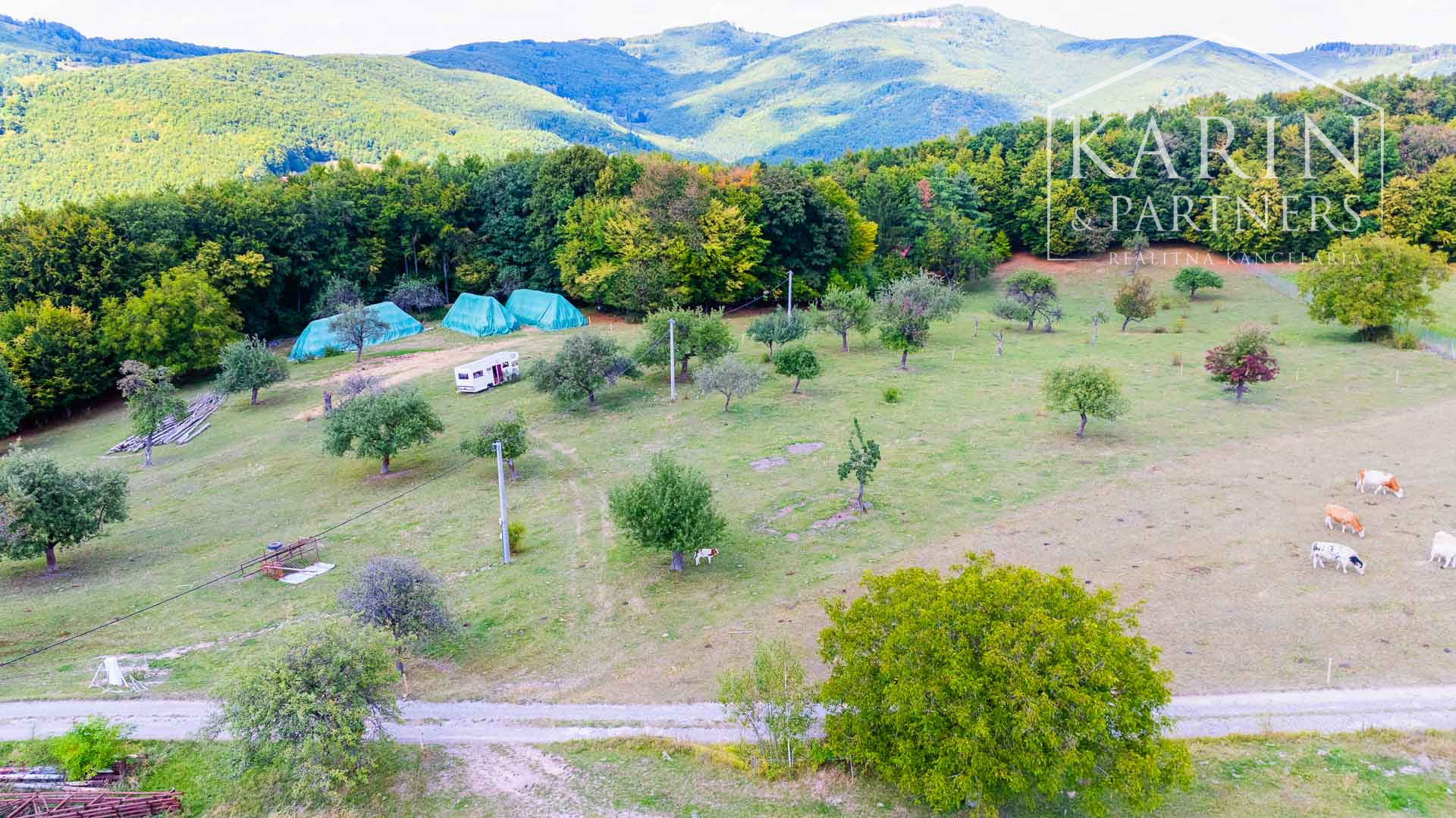 Stavebný pozemok so schváleným projektom rekreačnej chaty a elektrikou v lokalite Nová Baňa - Bukovina