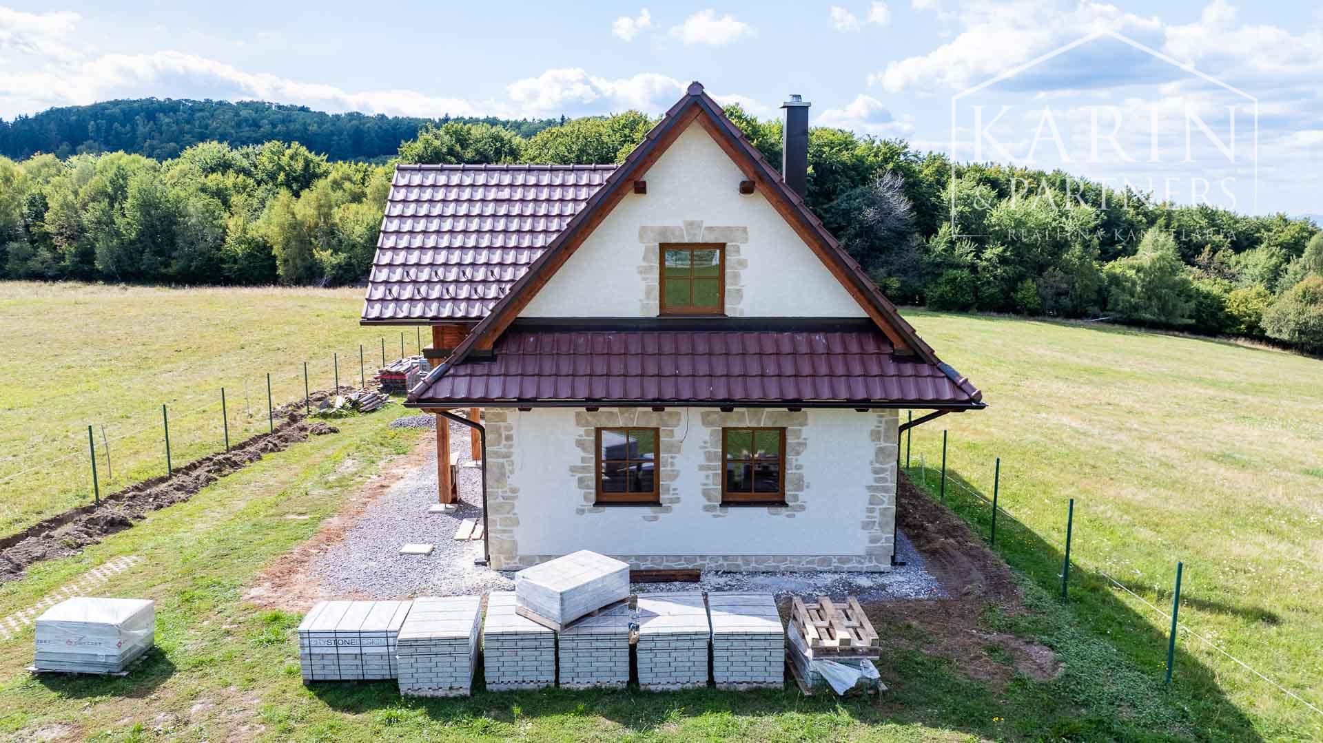 Stavebný pozemok so schváleným projektom rekreačnej chaty a elektrikou v lokalite Nová Baňa - Bukovina