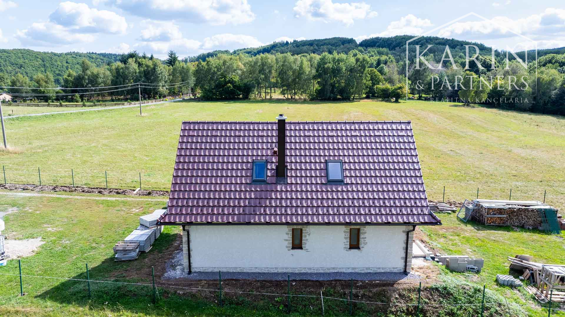 Stavebný pozemok so schváleným projektom rekreačnej chaty a elektrikou v lokalite Nová Baňa - Bukovina