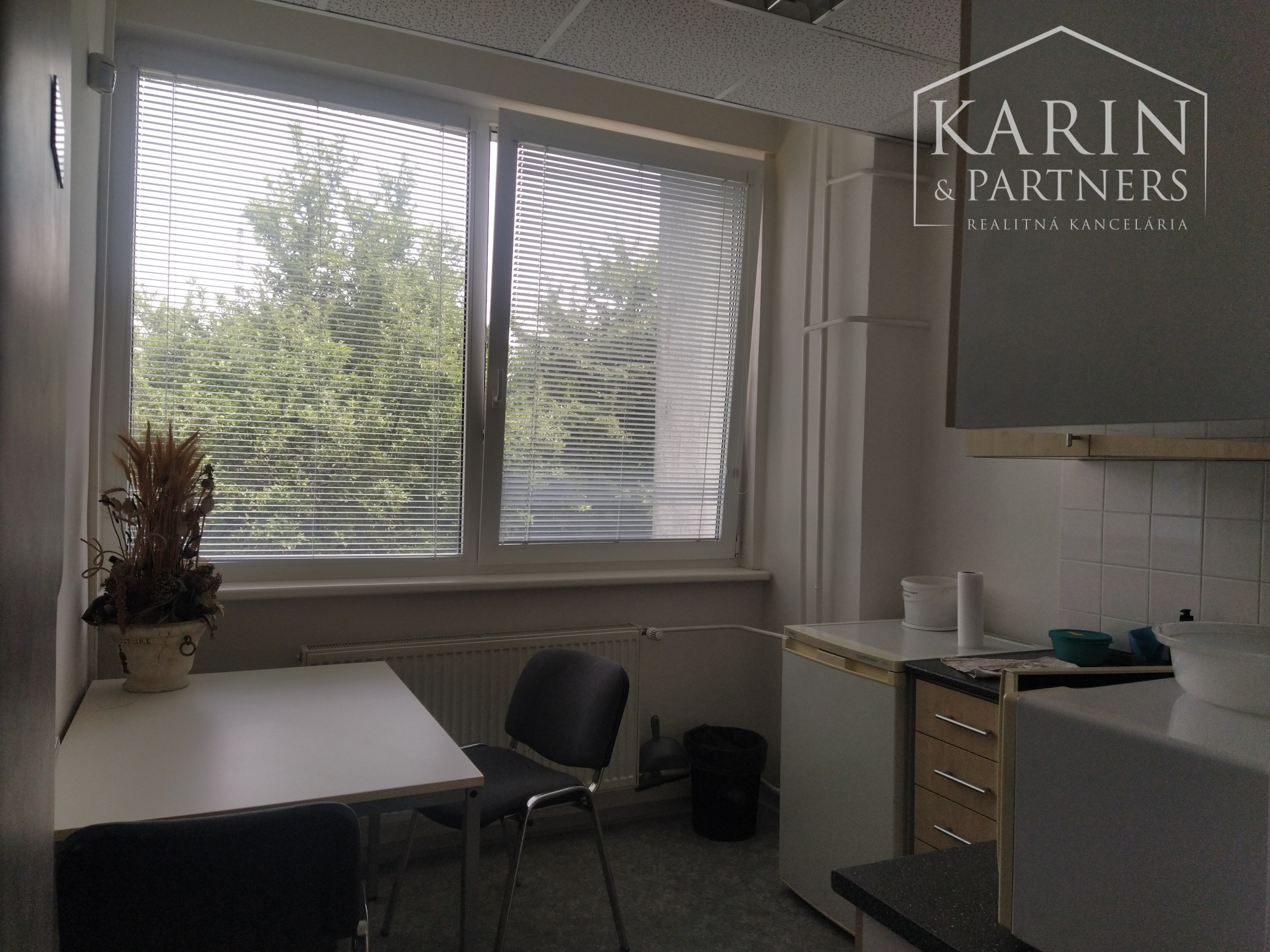 Prenájom 2 viacúčelové miestnosti 24 m2 s parkovaním, Agátová ul., Dúbravka, BA IV.