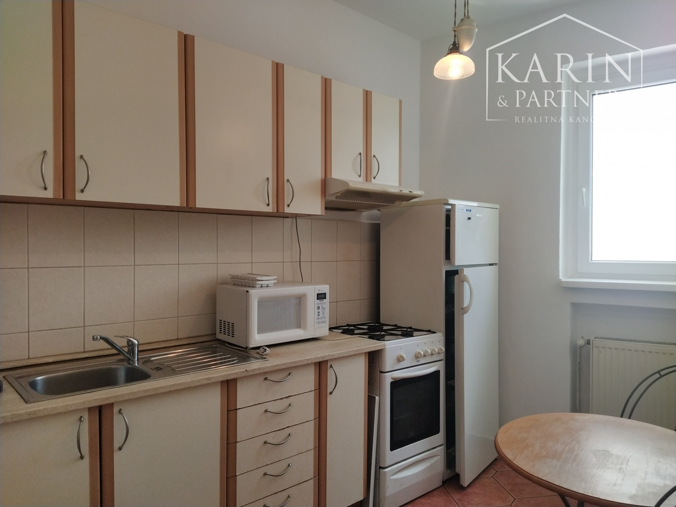 Prenájom 2 izb. byt 44,3m2 so samostatnou kuchyňou a kumbálom, Medená ul., BA I. Staré Mesto.