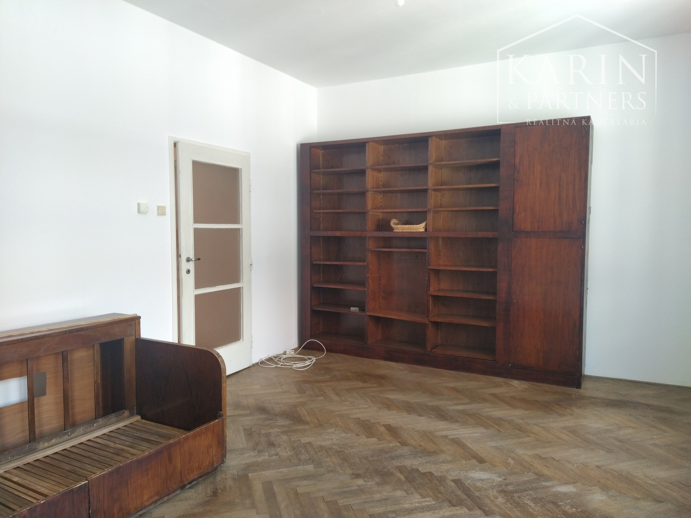 Prenájom 2 izb. byt 44,3m2 so samostatnou kuchyňou a kumbálom, Medená ul., BA I. Staré Mesto.