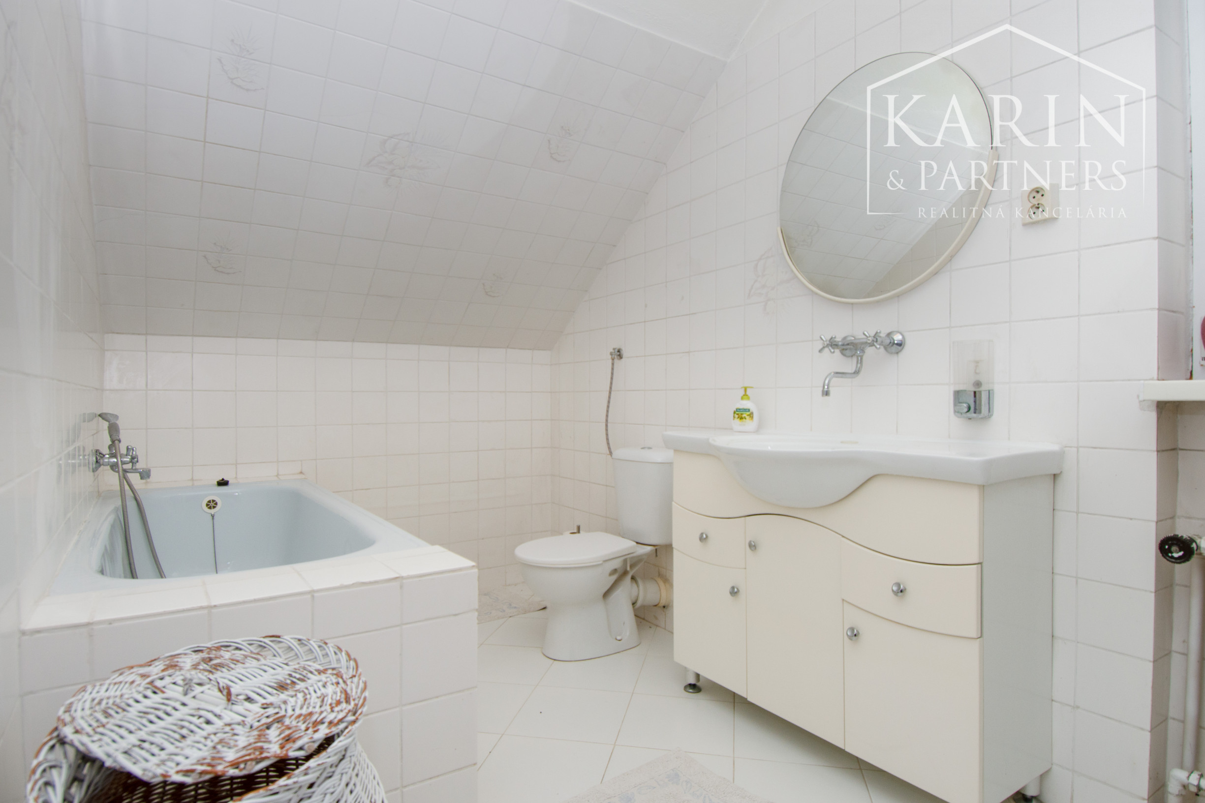 Na predaj 4 izbový rodinný dom v Lehniciach s garážou