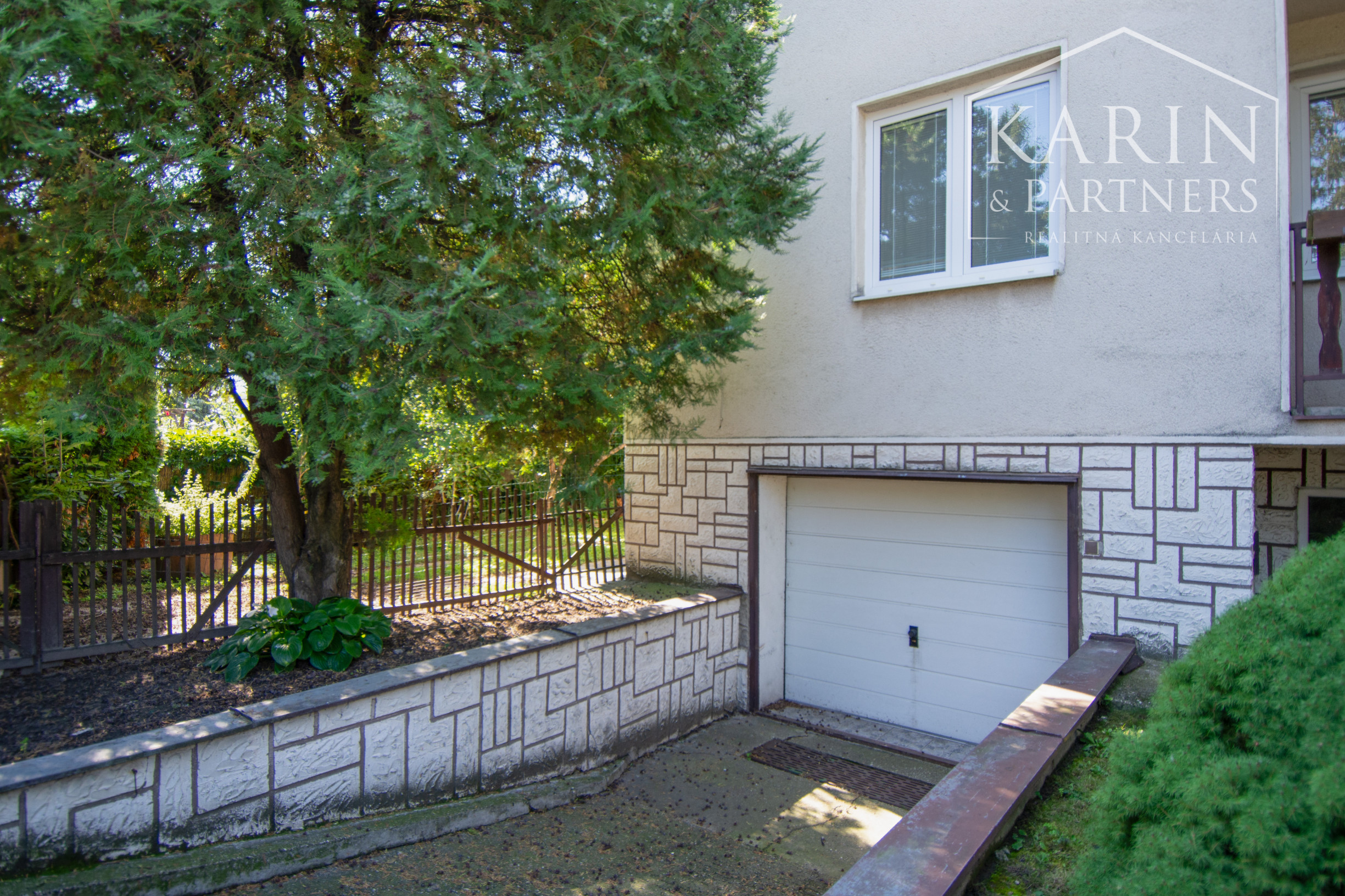 Na predaj 4 izbový rodinný dom v Lehniciach s garážou