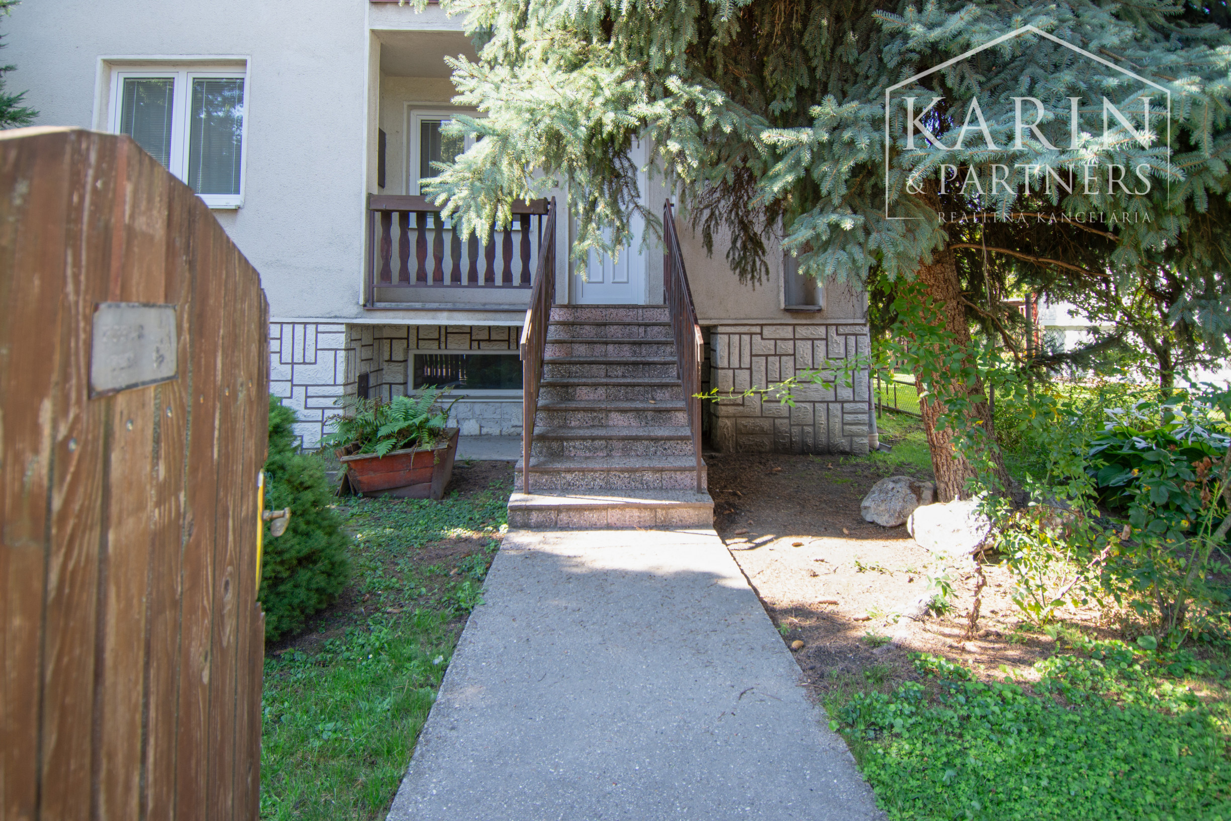 Na predaj 4 izbový rodinný dom v Lehniciach s garážou