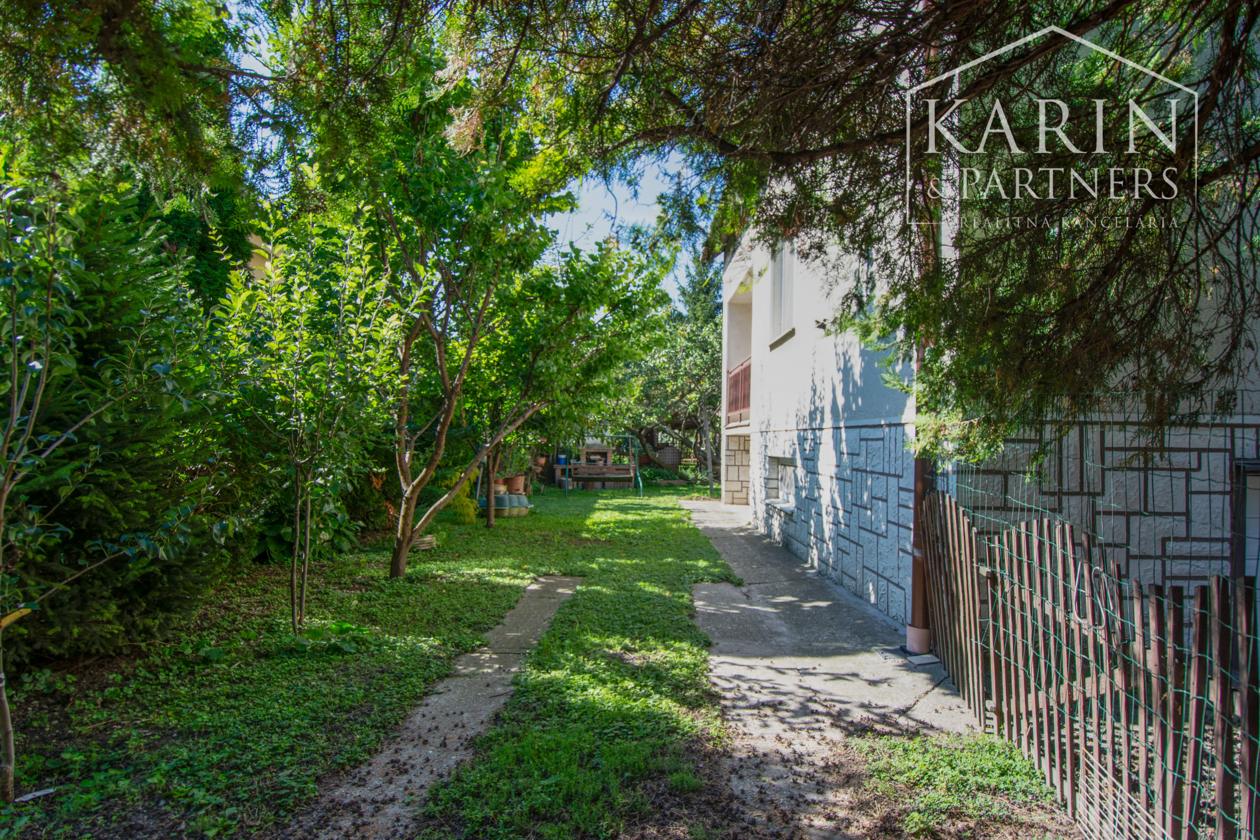 Na predaj 4 izbový rodinný dom v Lehniciach s garážou